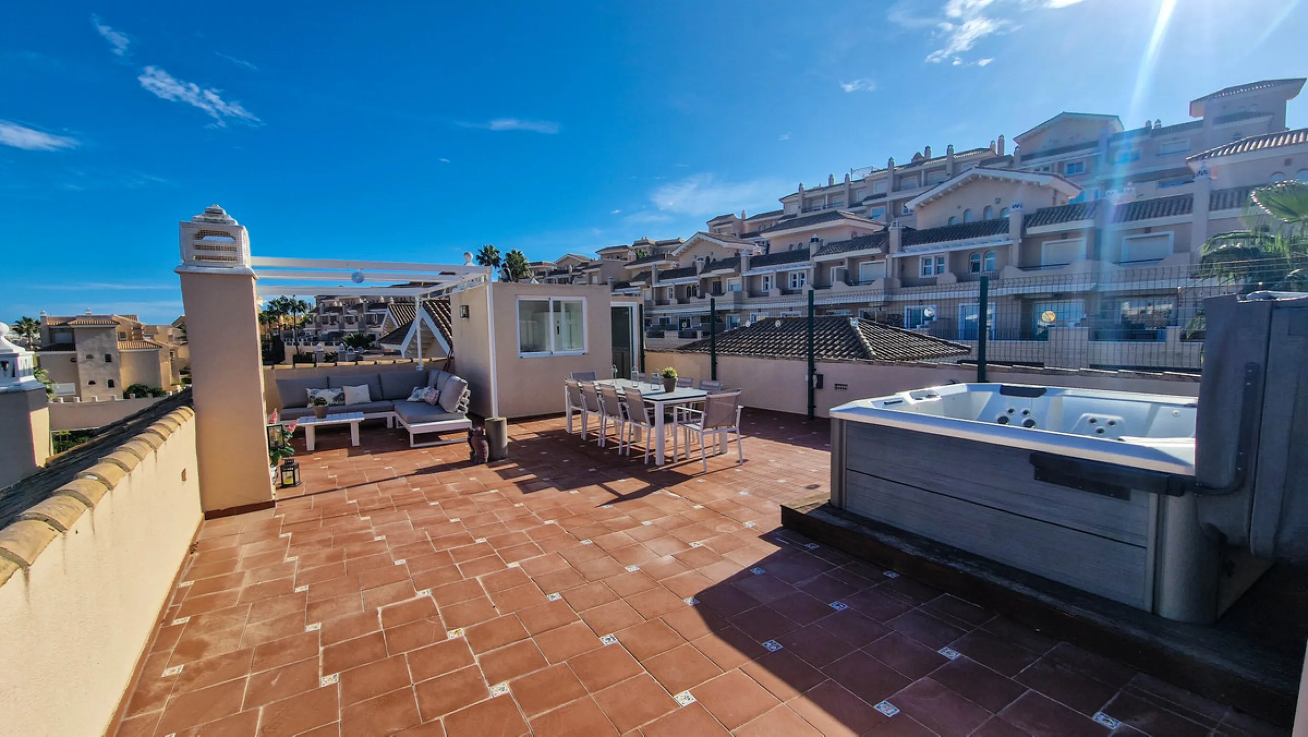 Apartment - Penthouse в продаже в Manilva, Málaga. В доме 3 спален и 2 ванных комнат. Площадь дома 154 м²