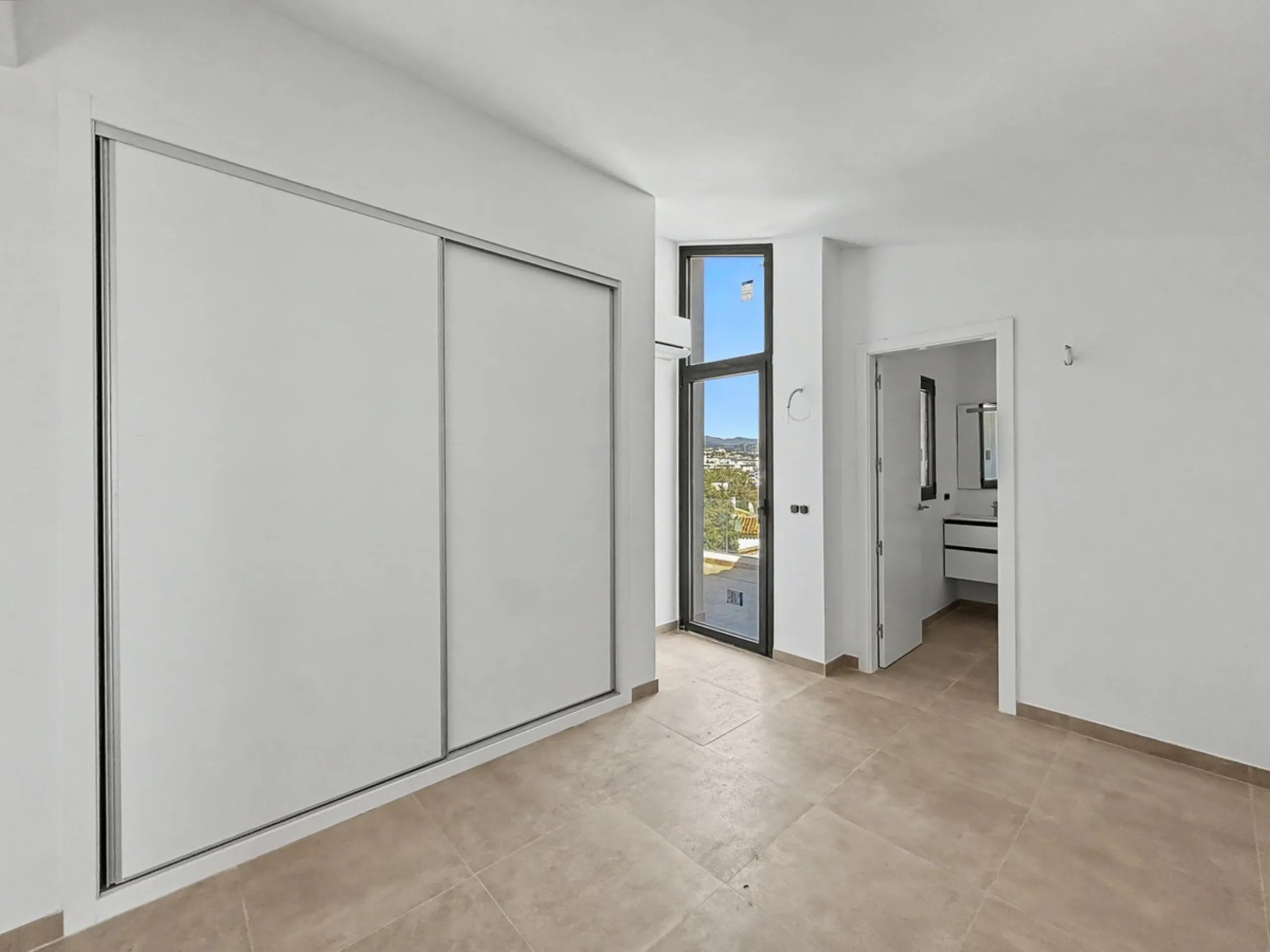*** Contemporary Townhouse in Bahia Dorada, Estepona *** 3 Bedrooms, 2 Bathrooms and a Guest Toilet *** Spacious Private Terraces and Garden *** Panoramic Views to the Mediterranean Sea *** Fully Fitted Kitchen *** High Quality Built *** Ideal Location: L