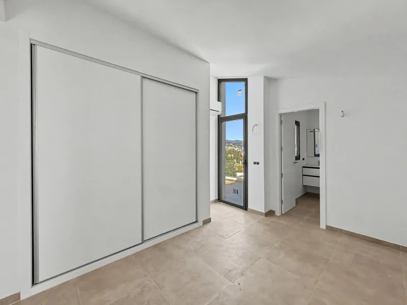 *** Contemporary Townhouse in Bahia Dorada, Estepona *** 3 Bedrooms, 2 Bathrooms and a Guest Toilet *** Spacious Private Terraces and Garden *** Panoramic Views to the Mediterranean Sea *** Fully Fitted Kitchen *** High Quality Built *** Ideal Location: L