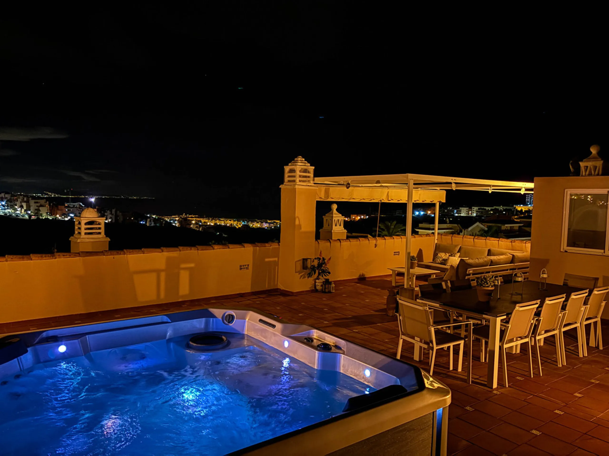 Apartment - Penthouse в продаже в Manilva, Málaga. В доме 3 спален и 2 ванных комнат. Площадь дома 154 м²