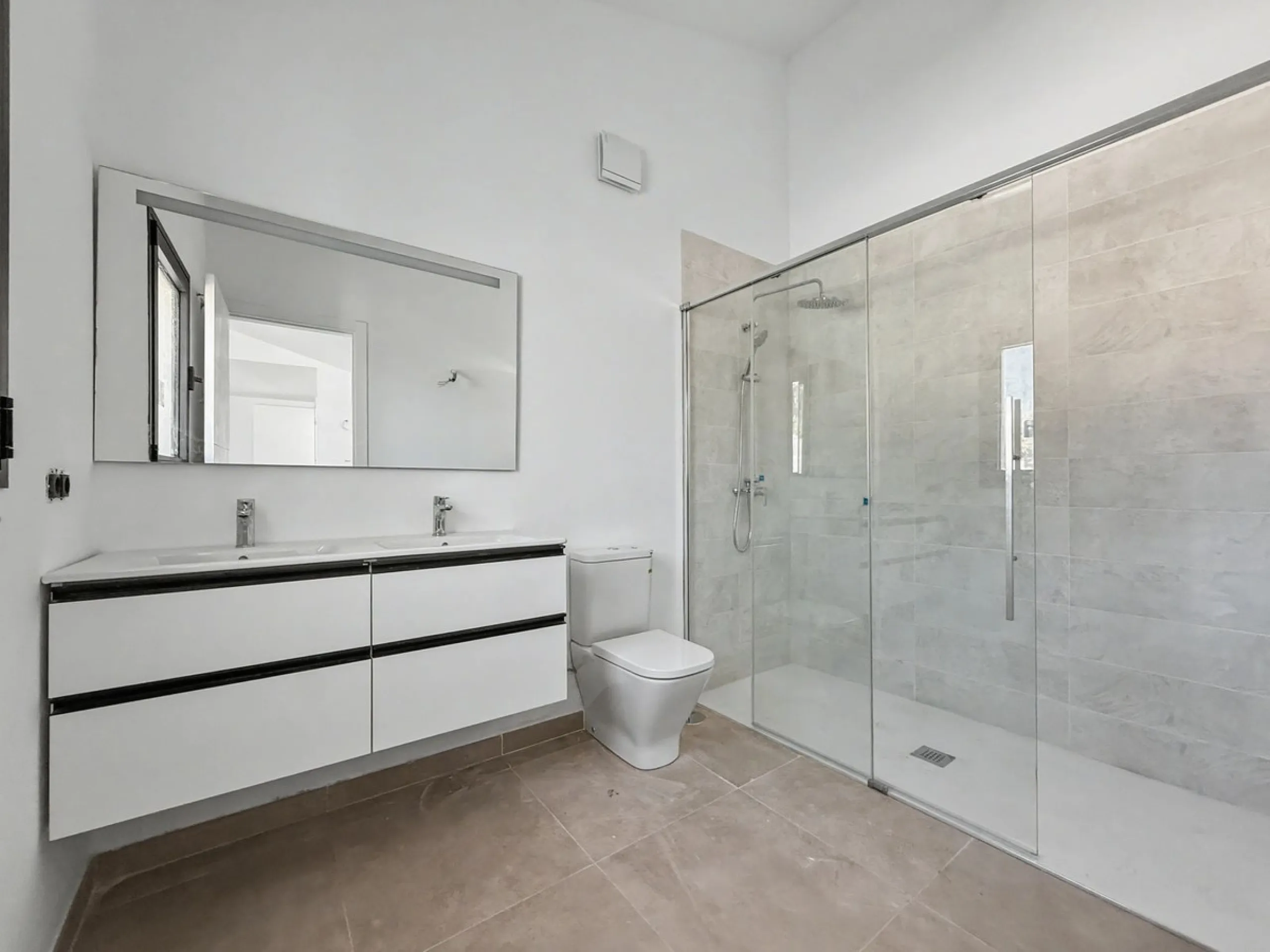 *** Contemporary Townhouse in Bahia Dorada, Estepona *** 3 Bedrooms, 2 Bathrooms and a Guest Toilet *** Spacious Private Terraces and Garden *** Panoramic Views to the Mediterranean Sea *** Fully Fitted Kitchen *** High Quality Built *** Ideal Location: L