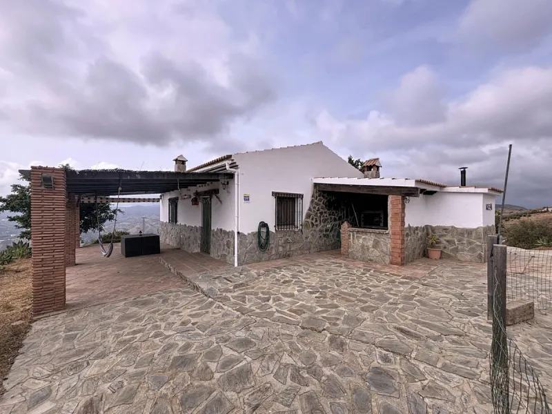 Unique finca in Atalayas Bajas, Vélez-Málaga, with stunning views of the sea and the mountains Spectacular 2-bedroom finca for sale, with a full bathroom with shower, pantry and open plan kitchen open to the living-dining room with fireplace, creating a c