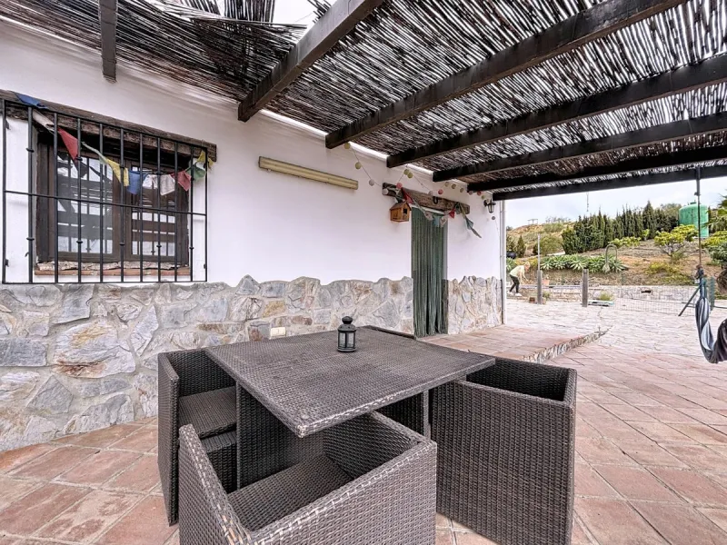 Unique finca in Atalayas Bajas, Vélez-Málaga, with stunning views of the sea and the mountains Spectacular 2-bedroom finca for sale, with a full bathroom with shower, pantry and open plan kitchen open to the living-dining room with fireplace, creating a c