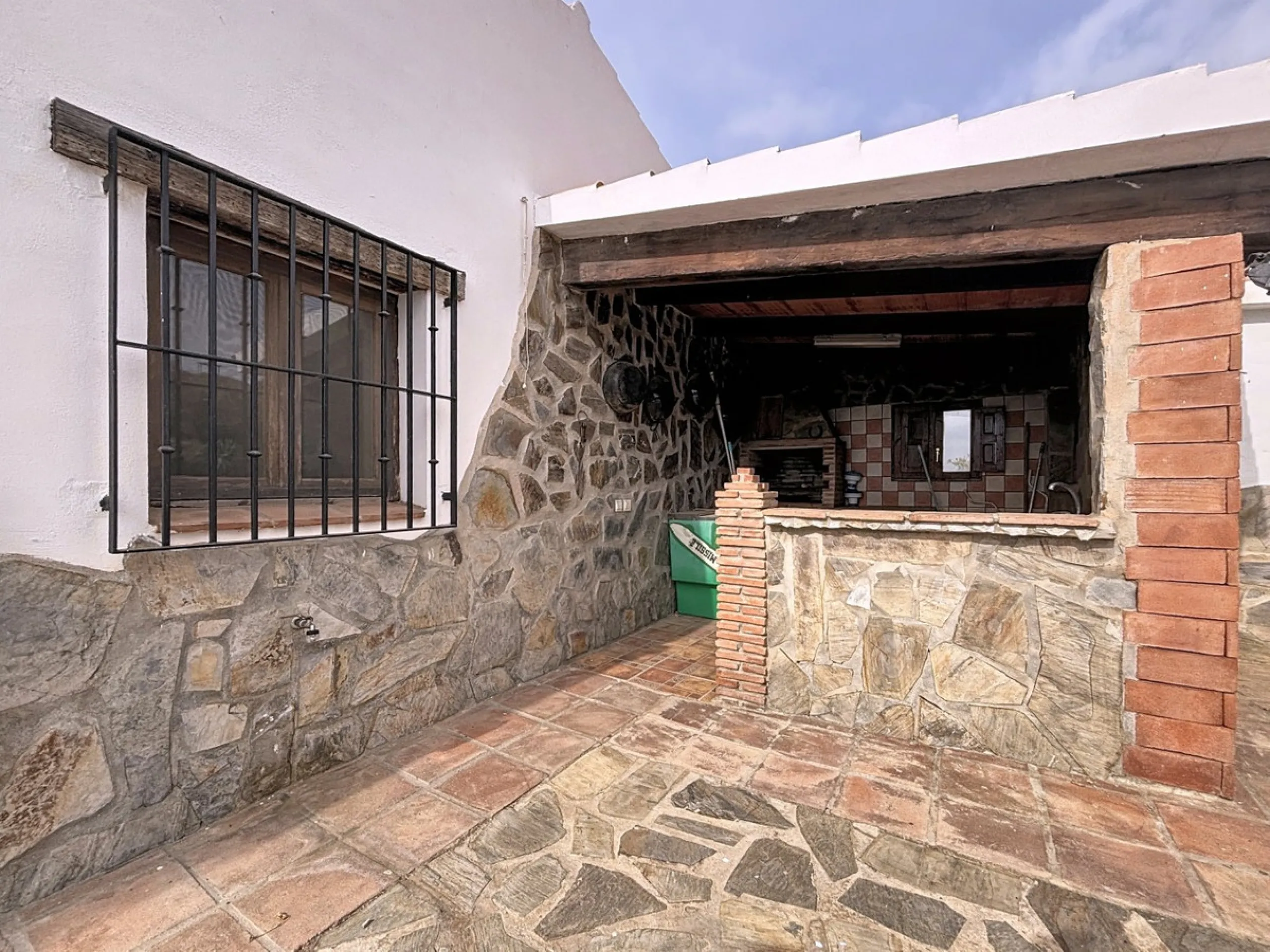 Unique finca in Atalayas Bajas, Vélez-Málaga, with stunning views of the sea and the mountains Spectacular 2-bedroom finca for sale, with a full bathroom with shower, pantry and open plan kitchen open to the living-dining room with fireplace, creating a c