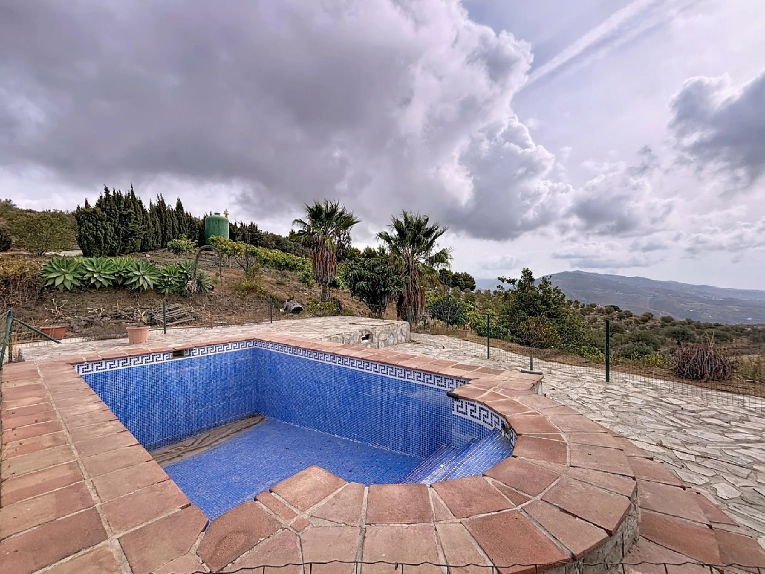 Unique finca in Atalayas Bajas, Vélez-Málaga, with stunning views of the sea and the mountains Spectacular 2-bedroom finca for sale, with a full bathroom with shower, pantry and open plan kitchen open to the living-dining room with fireplace, creating a c