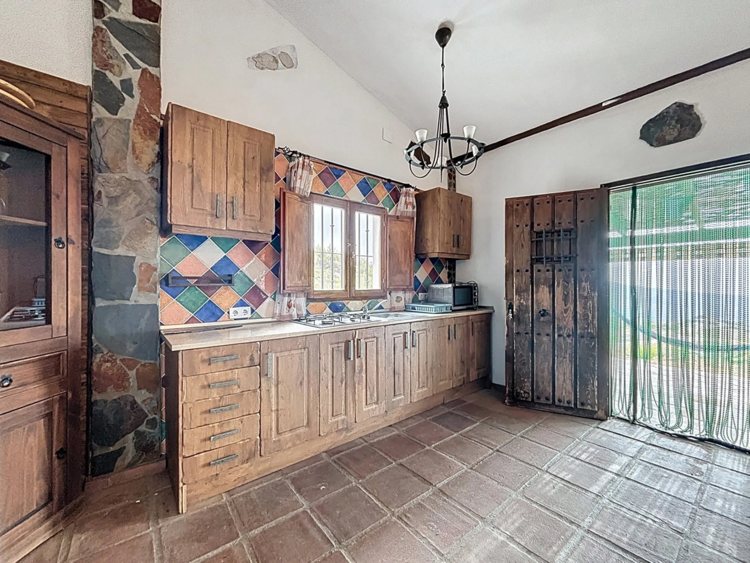 Unique finca in Atalayas Bajas, Vélez-Málaga, with stunning views of the sea and the mountains Spectacular 2-bedroom finca for sale, with a full bathroom with shower, pantry and open plan kitchen open to the living-dining room with fireplace, creating a c