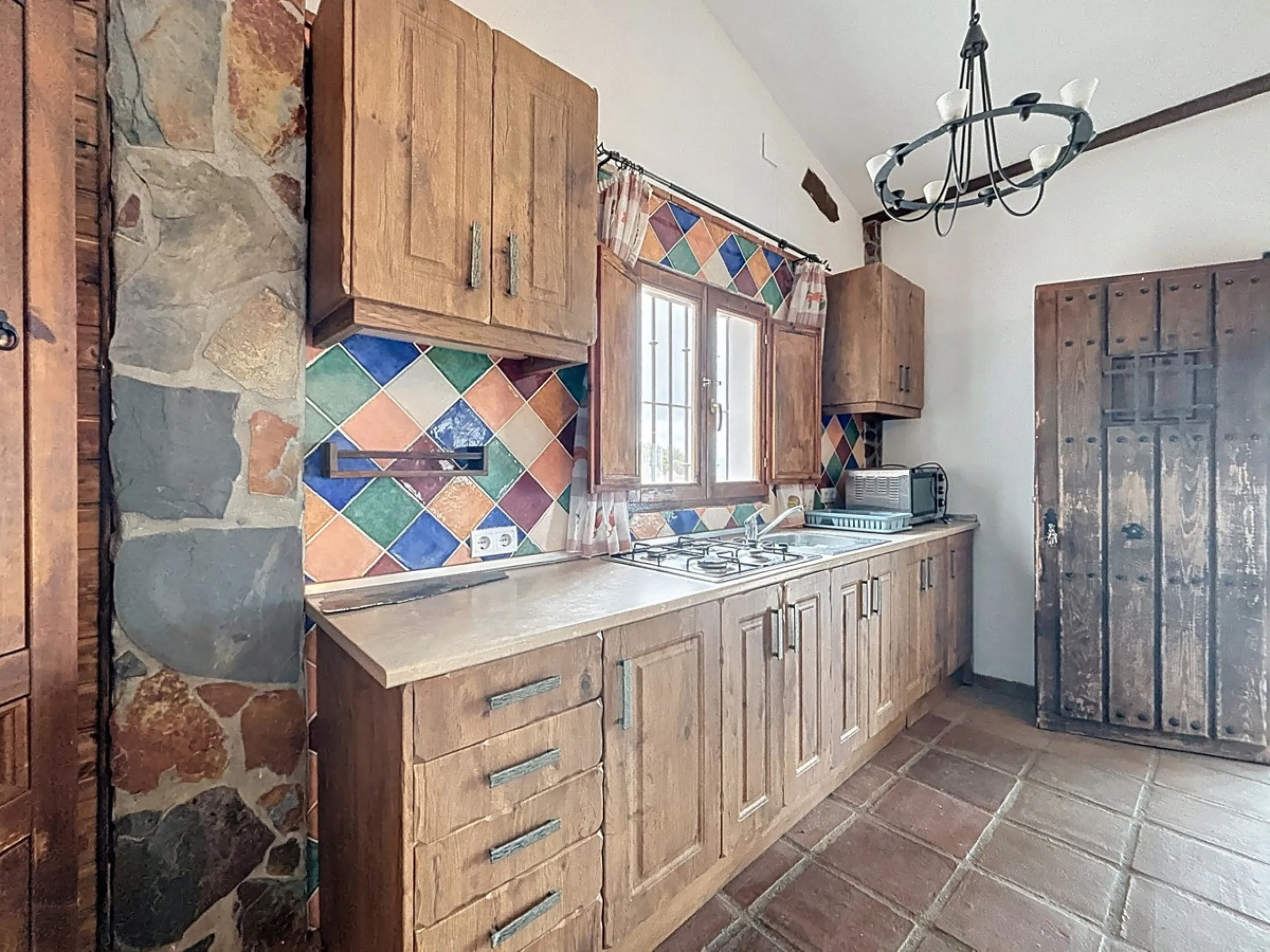 Unique finca in Atalayas Bajas, Vélez-Málaga, with stunning views of the sea and the mountains Spectacular 2-bedroom finca for sale, with a full bathroom with shower, pantry and open plan kitchen open to the living-dining room with fireplace, creating a c