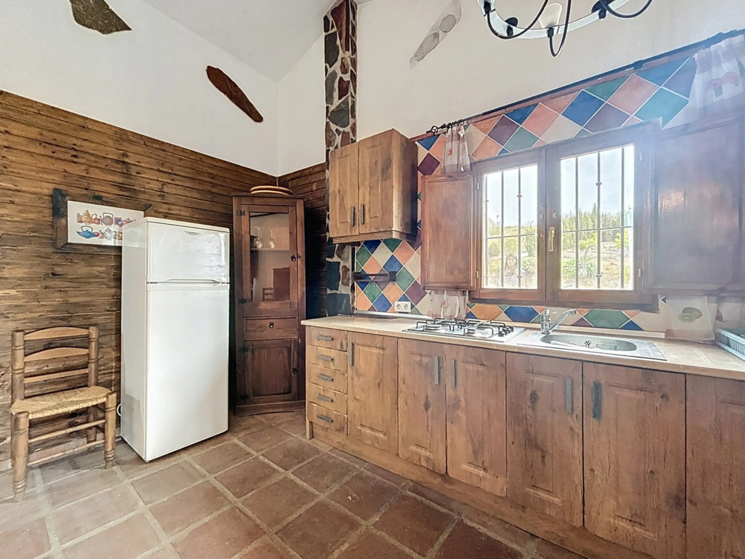 Unique finca in Atalayas Bajas, Vélez-Málaga, with stunning views of the sea and the mountains Spectacular 2-bedroom finca for sale, with a full bathroom with shower, pantry and open plan kitchen open to the living-dining room with fireplace, creating a c