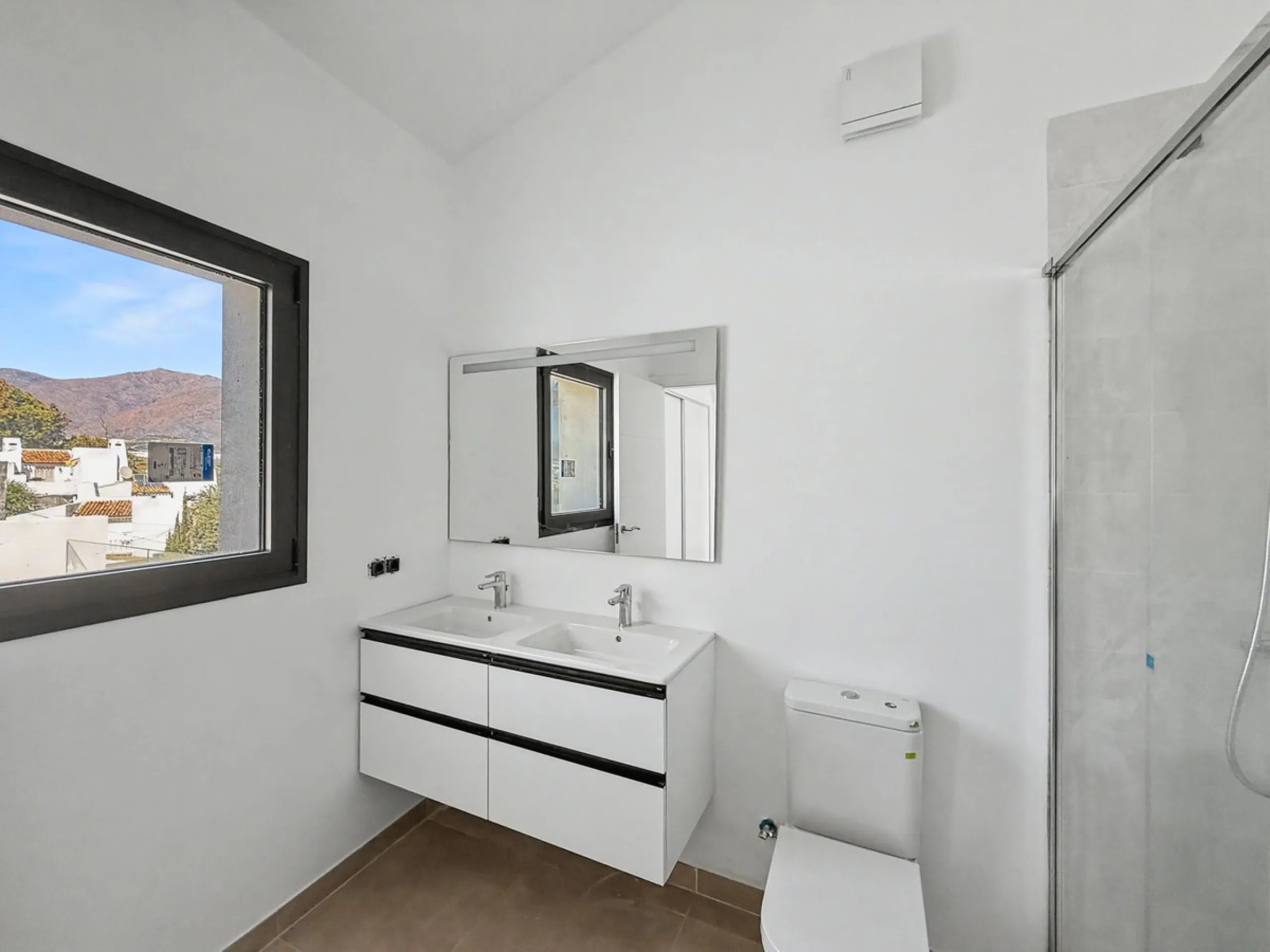 *** Contemporary Townhouse in Bahia Dorada, Estepona *** 3 Bedrooms, 2 Bathrooms and a Guest Toilet *** Spacious Private Terraces and Garden *** Panoramic Views to the Mediterranean Sea *** Fully Fitted Kitchen *** High Quality Built *** Ideal Location: L