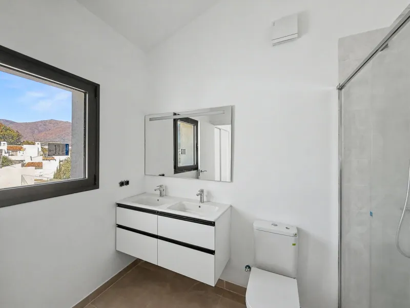 *** Contemporary Townhouse in Bahia Dorada, Estepona *** 3 Bedrooms, 2 Bathrooms and a Guest Toilet *** Spacious Private Terraces and Garden *** Panoramic Views to the Mediterranean Sea *** Fully Fitted Kitchen *** High Quality Built *** Ideal Location: L