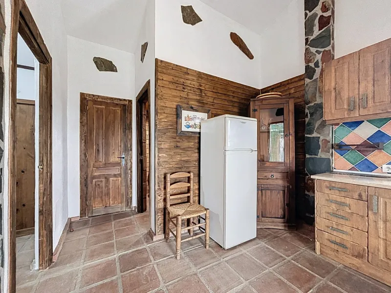 Unique finca in Atalayas Bajas, Vélez-Málaga, with stunning views of the sea and the mountains Spectacular 2-bedroom finca for sale, with a full bathroom with shower, pantry and open plan kitchen open to the living-dining room with fireplace, creating a c