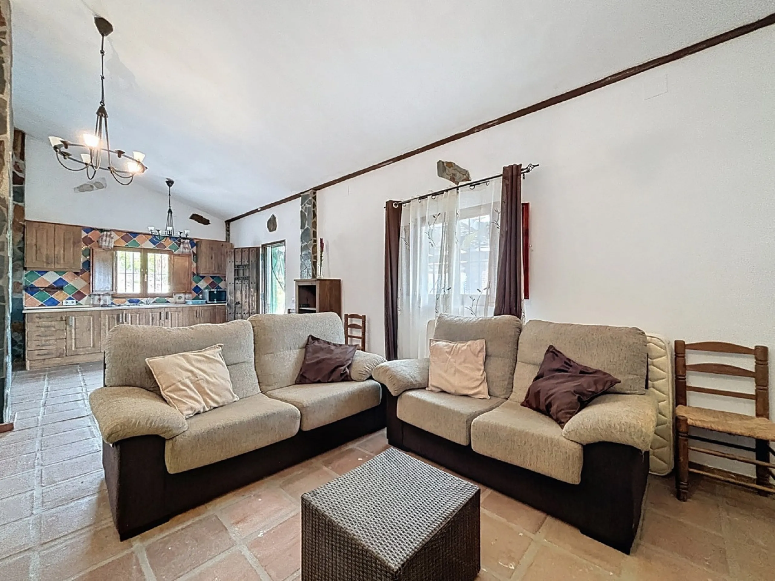 Unique finca in Atalayas Bajas, Vélez-Málaga, with stunning views of the sea and the mountains Spectacular 2-bedroom finca for sale, with a full bathroom with shower, pantry and open plan kitchen open to the living-dining room with fireplace, creating a c