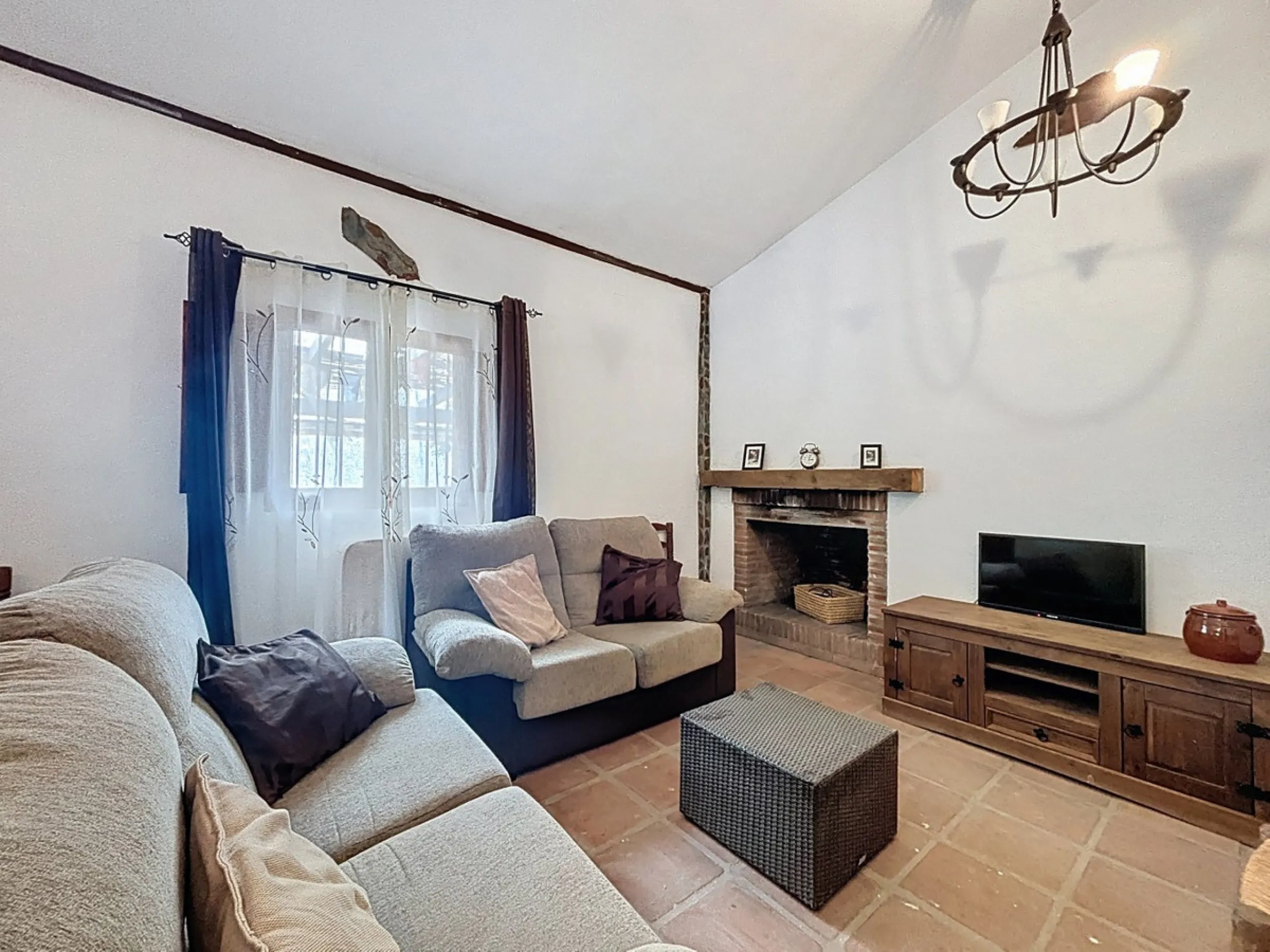 Unique finca in Atalayas Bajas, Vélez-Málaga, with stunning views of the sea and the mountains Spectacular 2-bedroom finca for sale, with a full bathroom with shower, pantry and open plan kitchen open to the living-dining room with fireplace, creating a c