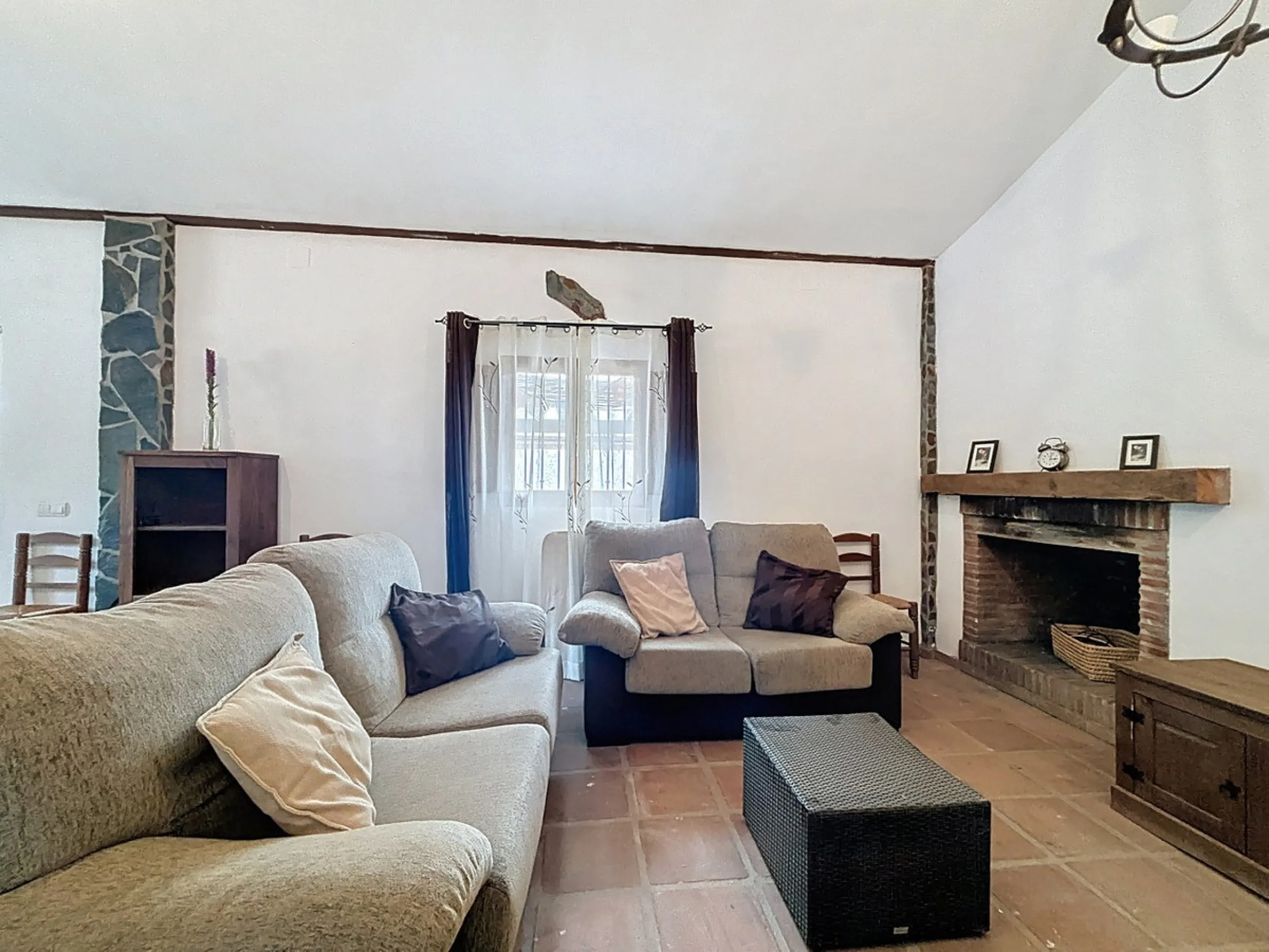 Unique finca in Atalayas Bajas, Vélez-Málaga, with stunning views of the sea and the mountains Spectacular 2-bedroom finca for sale, with a full bathroom with shower, pantry and open plan kitchen open to the living-dining room with fireplace, creating a c