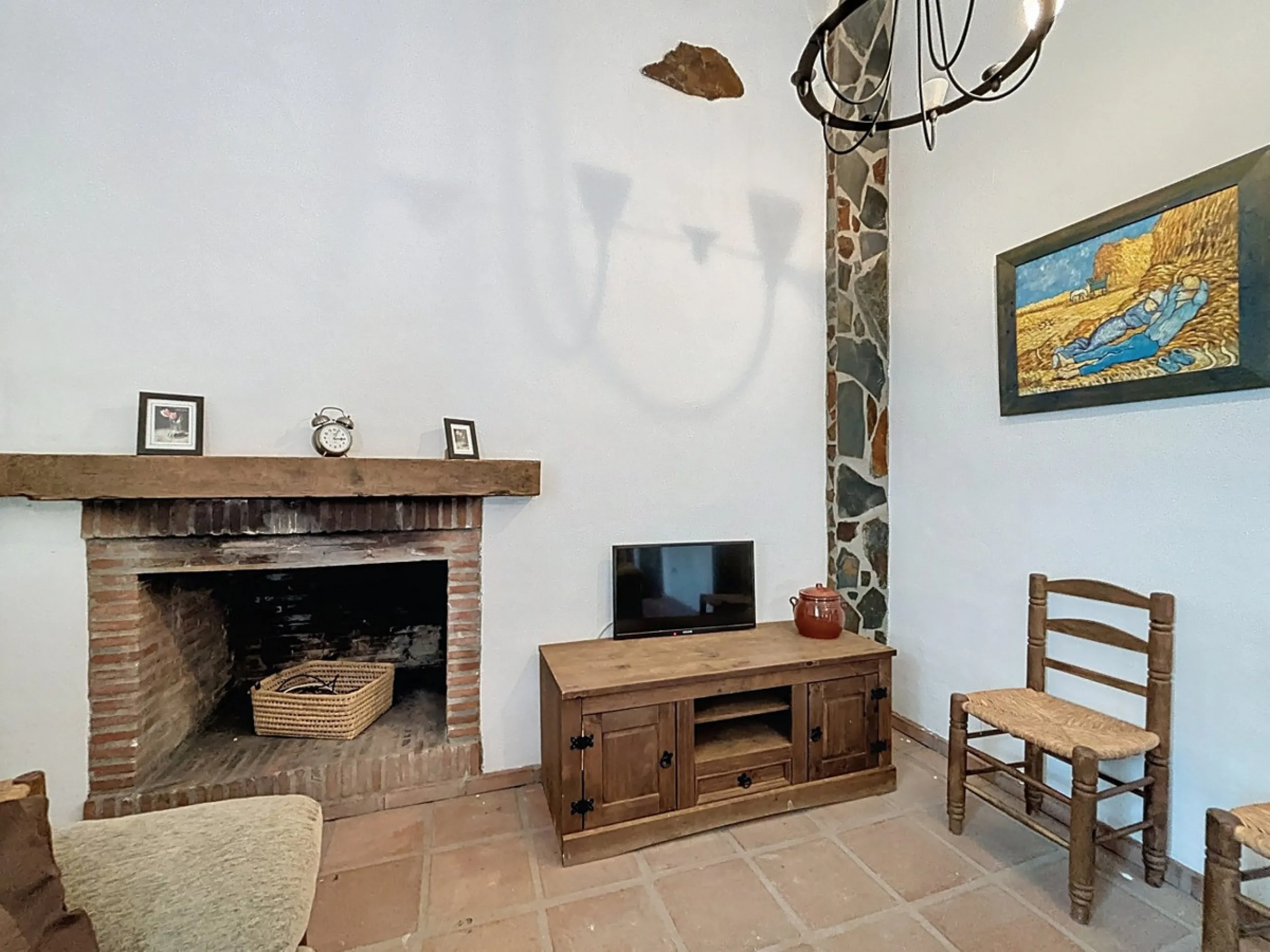 Unique finca in Atalayas Bajas, Vélez-Málaga, with stunning views of the sea and the mountains Spectacular 2-bedroom finca for sale, with a full bathroom with shower, pantry and open plan kitchen open to the living-dining room with fireplace, creating a c