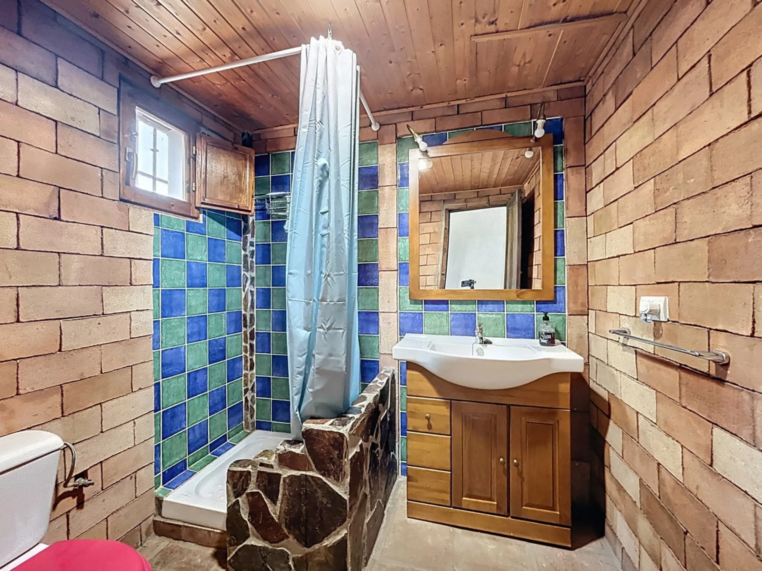 Unique finca in Atalayas Bajas, Vélez-Málaga, with stunning views of the sea and the mountains Spectacular 2-bedroom finca for sale, with a full bathroom with shower, pantry and open plan kitchen open to the living-dining room with fireplace, creating a c