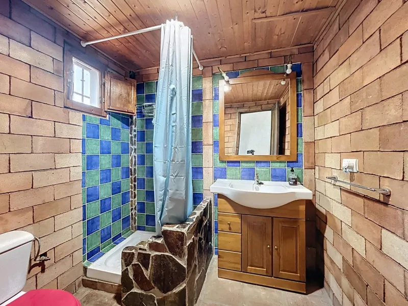 Unique finca in Atalayas Bajas, Vélez-Málaga, with stunning views of the sea and the mountains Spectacular 2-bedroom finca for sale, with a full bathroom with shower, pantry and open plan kitchen open to the living-dining room with fireplace, creating a c