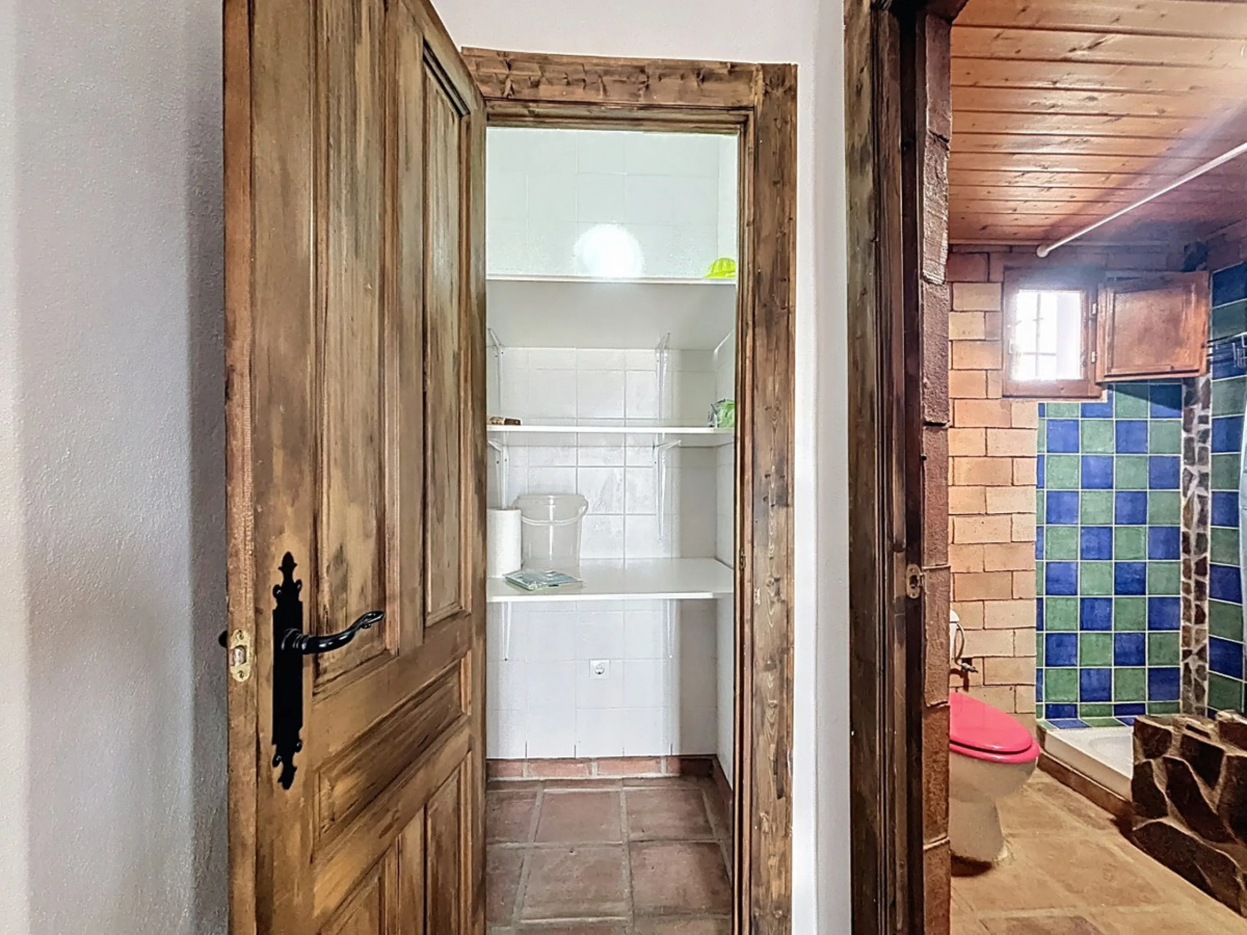 Unique finca in Atalayas Bajas, Vélez-Málaga, with stunning views of the sea and the mountains Spectacular 2-bedroom finca for sale, with a full bathroom with shower, pantry and open plan kitchen open to the living-dining room with fireplace, creating a c
