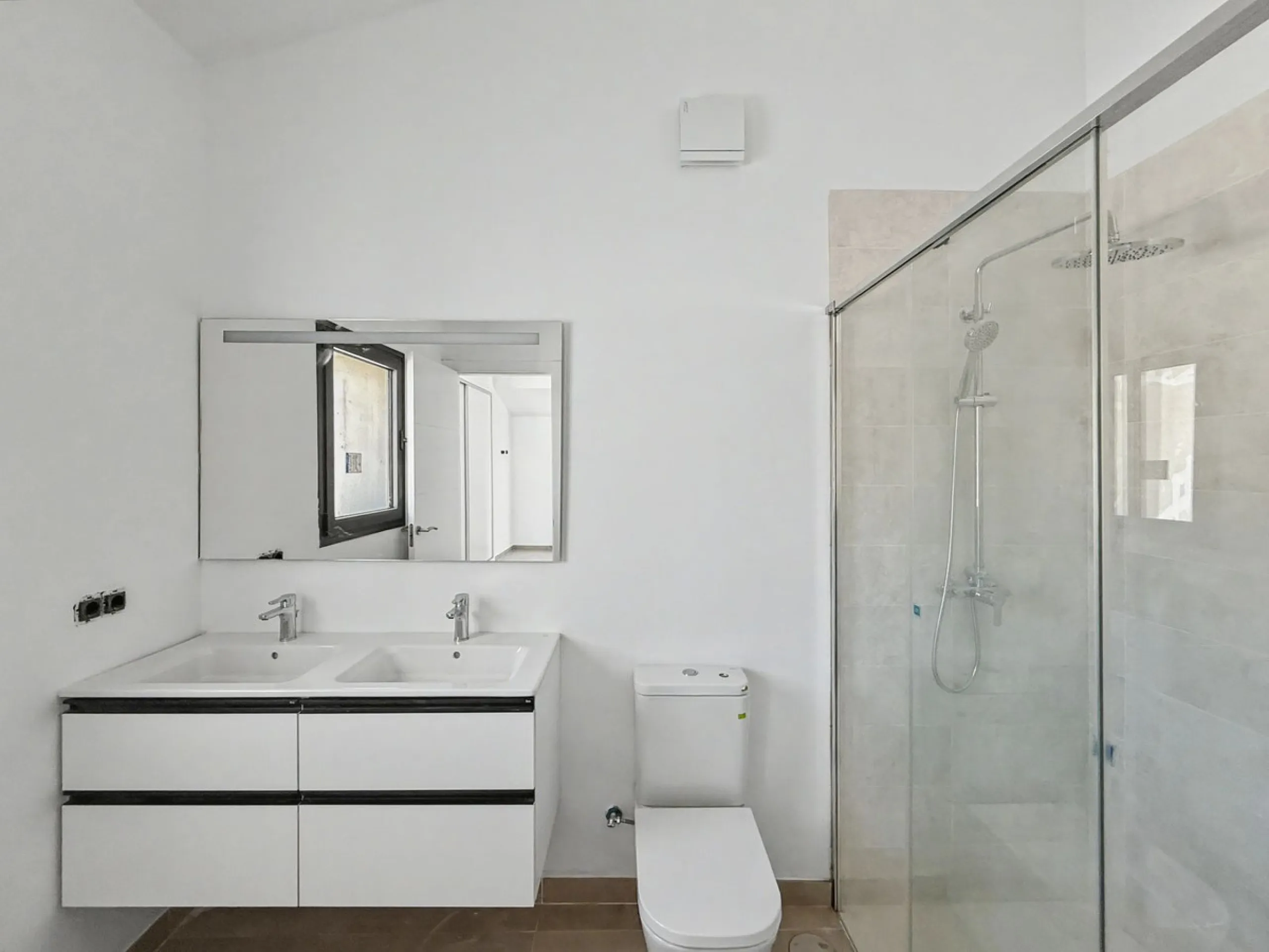 *** Contemporary Townhouse in Bahia Dorada, Estepona *** 3 Bedrooms, 2 Bathrooms and a Guest Toilet *** Spacious Private Terraces and Garden *** Panoramic Views to the Mediterranean Sea *** Fully Fitted Kitchen *** High Quality Built *** Ideal Location: L