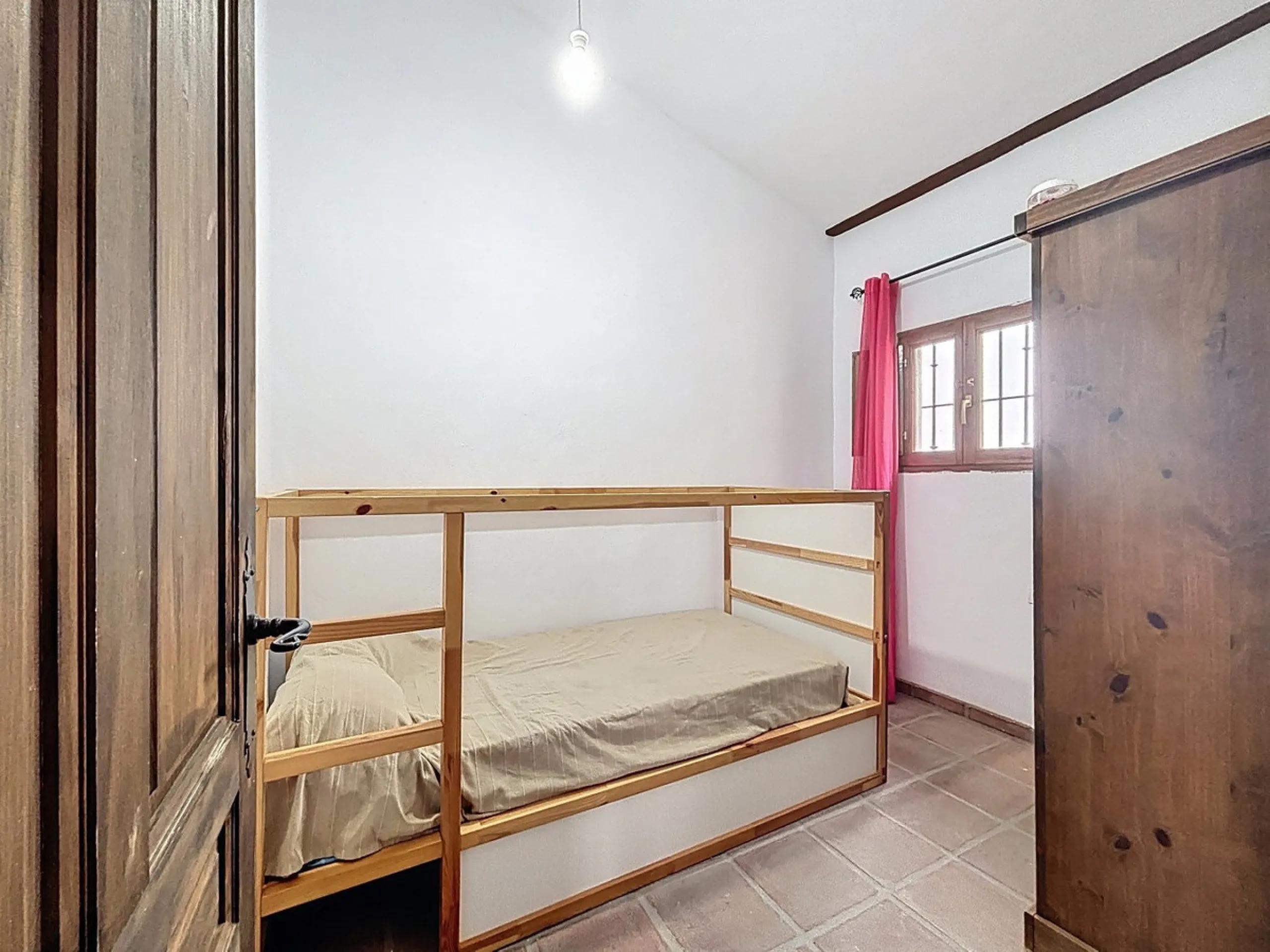 Unique finca in Atalayas Bajas, Vélez-Málaga, with stunning views of the sea and the mountains Spectacular 2-bedroom finca for sale, with a full bathroom with shower, pantry and open plan kitchen open to the living-dining room with fireplace, creating a c