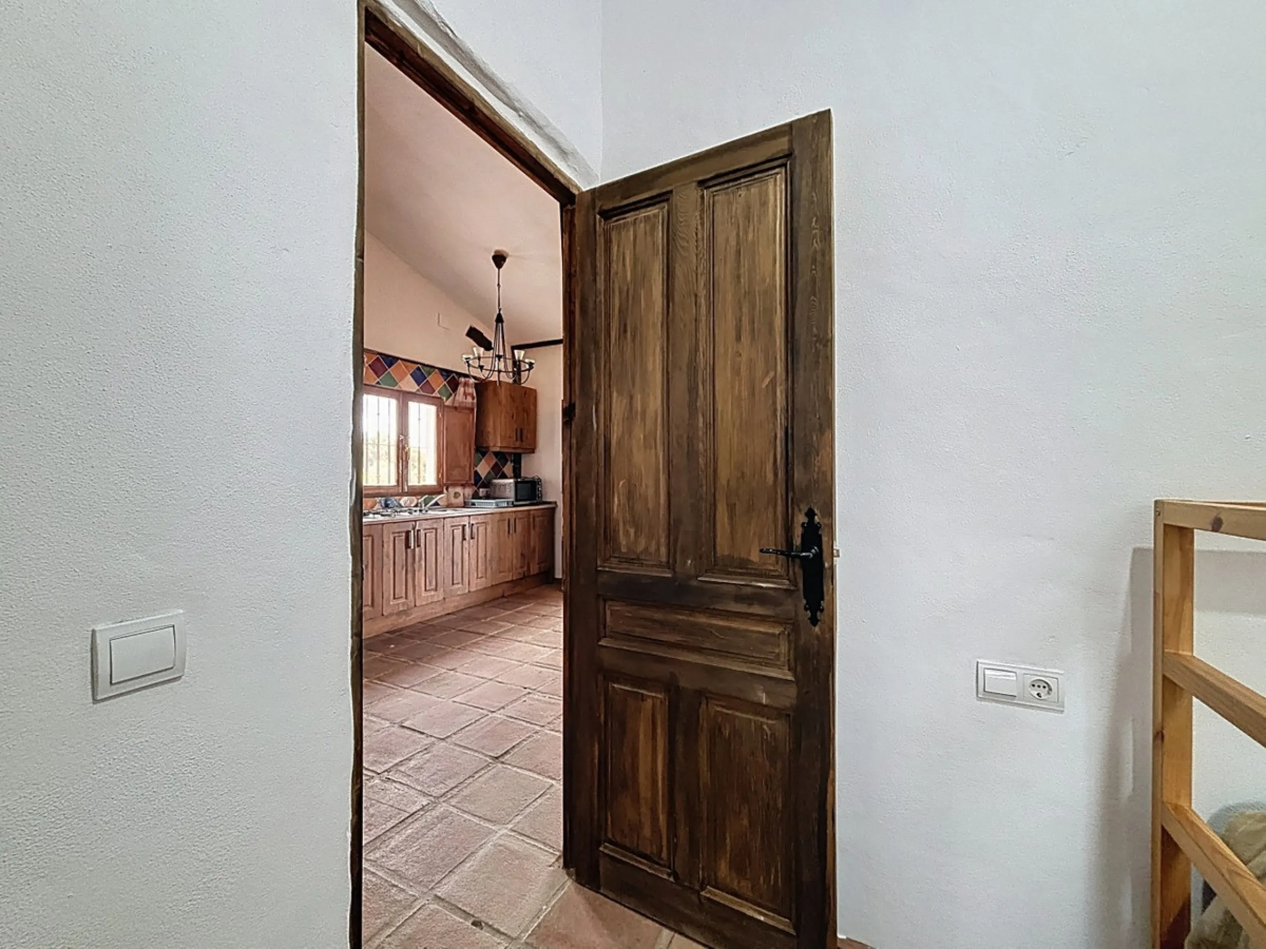 Unique finca in Atalayas Bajas, Vélez-Málaga, with stunning views of the sea and the mountains Spectacular 2-bedroom finca for sale, with a full bathroom with shower, pantry and open plan kitchen open to the living-dining room with fireplace, creating a c