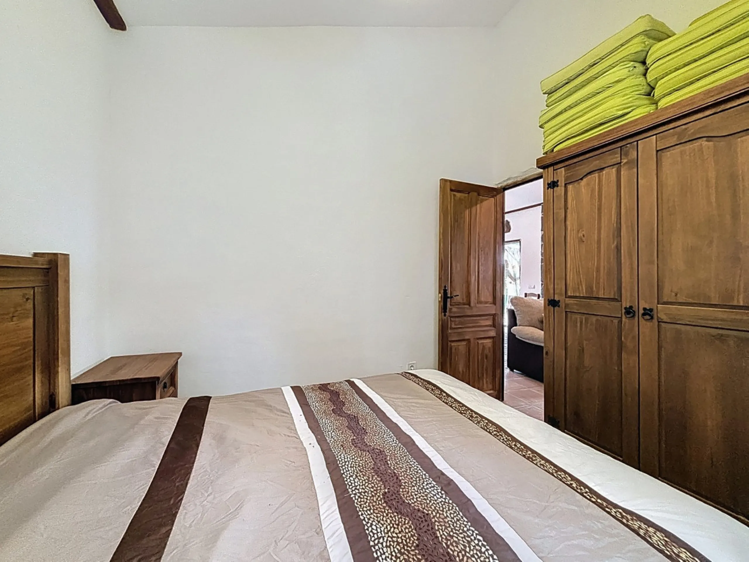 Unique finca in Atalayas Bajas, Vélez-Málaga, with stunning views of the sea and the mountains Spectacular 2-bedroom finca for sale, with a full bathroom with shower, pantry and open plan kitchen open to the living-dining room with fireplace, creating a c