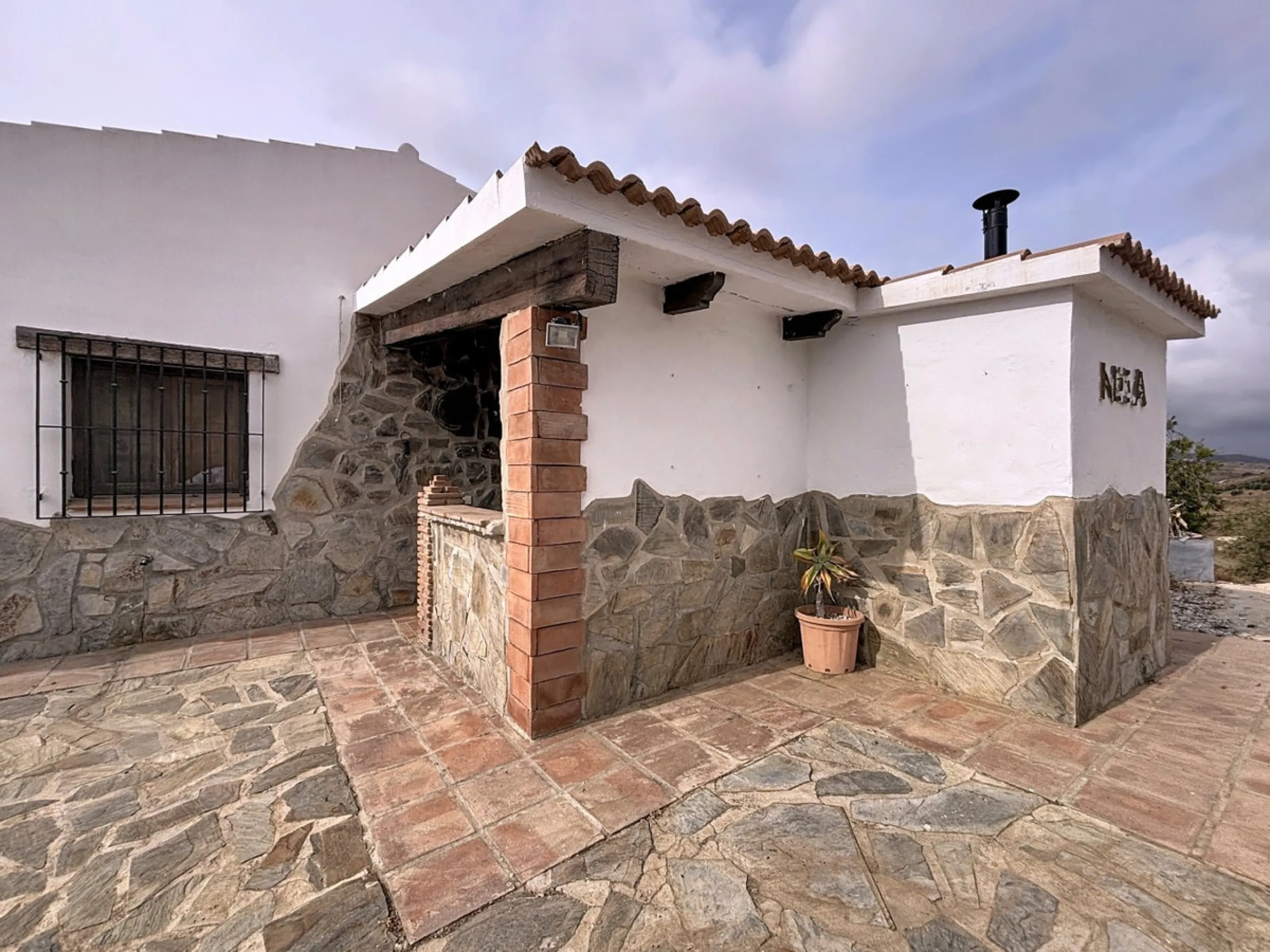 Unique finca in Atalayas Bajas, Vélez-Málaga, with stunning views of the sea and the mountains Spectacular 2-bedroom finca for sale, with a full bathroom with shower, pantry and open plan kitchen open to the living-dining room with fireplace, creating a c