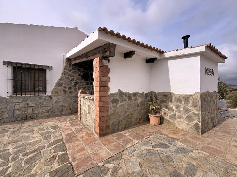 Unique finca in Atalayas Bajas, Vélez-Málaga, with stunning views of the sea and the mountains Spectacular 2-bedroom finca for sale, with a full bathroom with shower, pantry and open plan kitchen open to the living-dining room with fireplace, creating a c