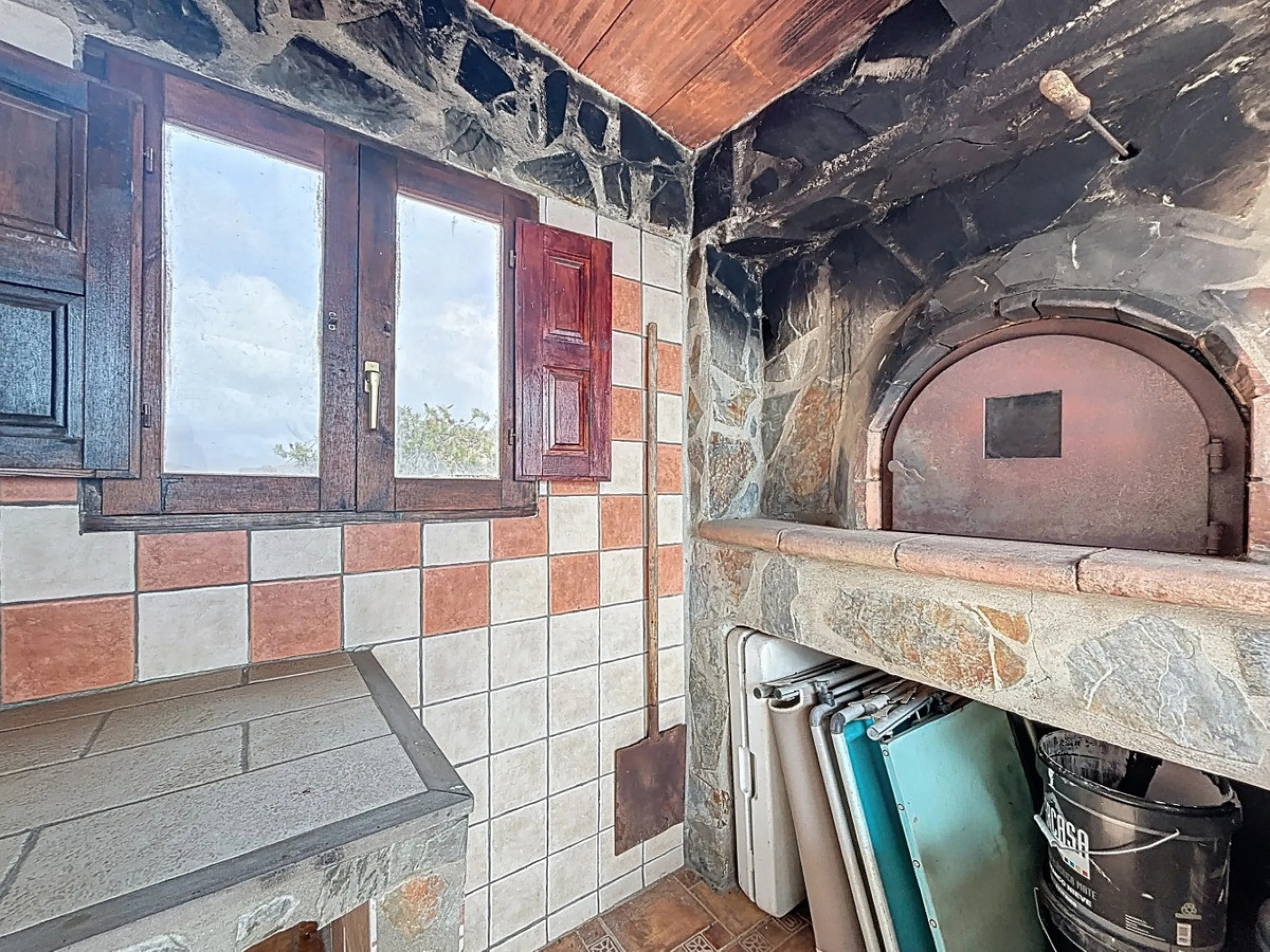 Unique finca in Atalayas Bajas, Vélez-Málaga, with stunning views of the sea and the mountains Spectacular 2-bedroom finca for sale, with a full bathroom with shower, pantry and open plan kitchen open to the living-dining room with fireplace, creating a c
