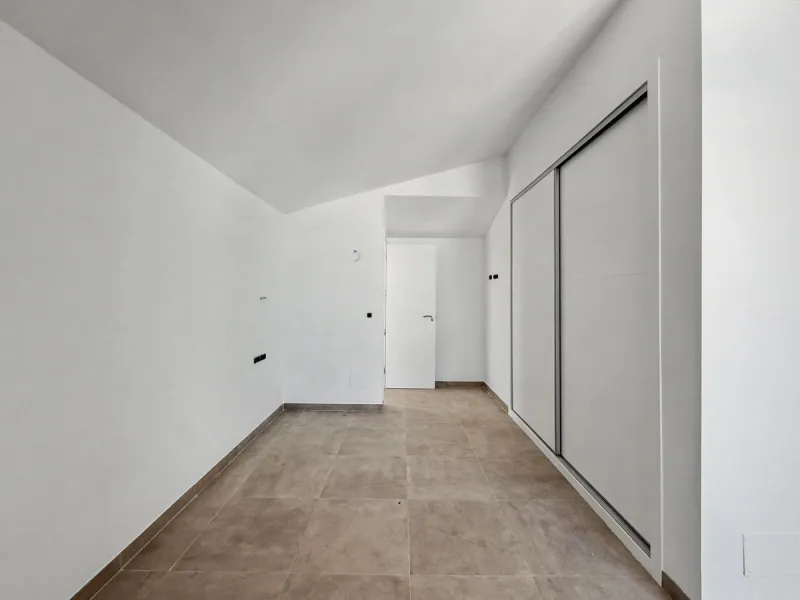 *** Contemporary Townhouse in Bahia Dorada, Estepona *** 3 Bedrooms, 2 Bathrooms and a Guest Toilet *** Spacious Private Terraces and Garden *** Panoramic Views to the Mediterranean Sea *** Fully Fitted Kitchen *** High Quality Built *** Ideal Location: L