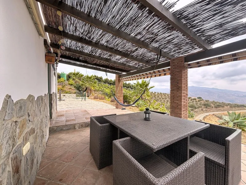 Unique finca in Atalayas Bajas, Vélez-Málaga, with stunning views of the sea and the mountains Spectacular 2-bedroom finca for sale, with a full bathroom with shower, pantry and open plan kitchen open to the living-dining room with fireplace, creating a c