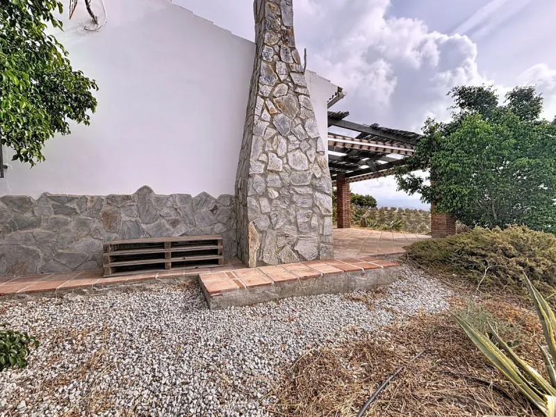 Unique finca in Atalayas Bajas, Vélez-Málaga, with stunning views of the sea and the mountains Spectacular 2-bedroom finca for sale, with a full bathroom with shower, pantry and open plan kitchen open to the living-dining room with fireplace, creating a c