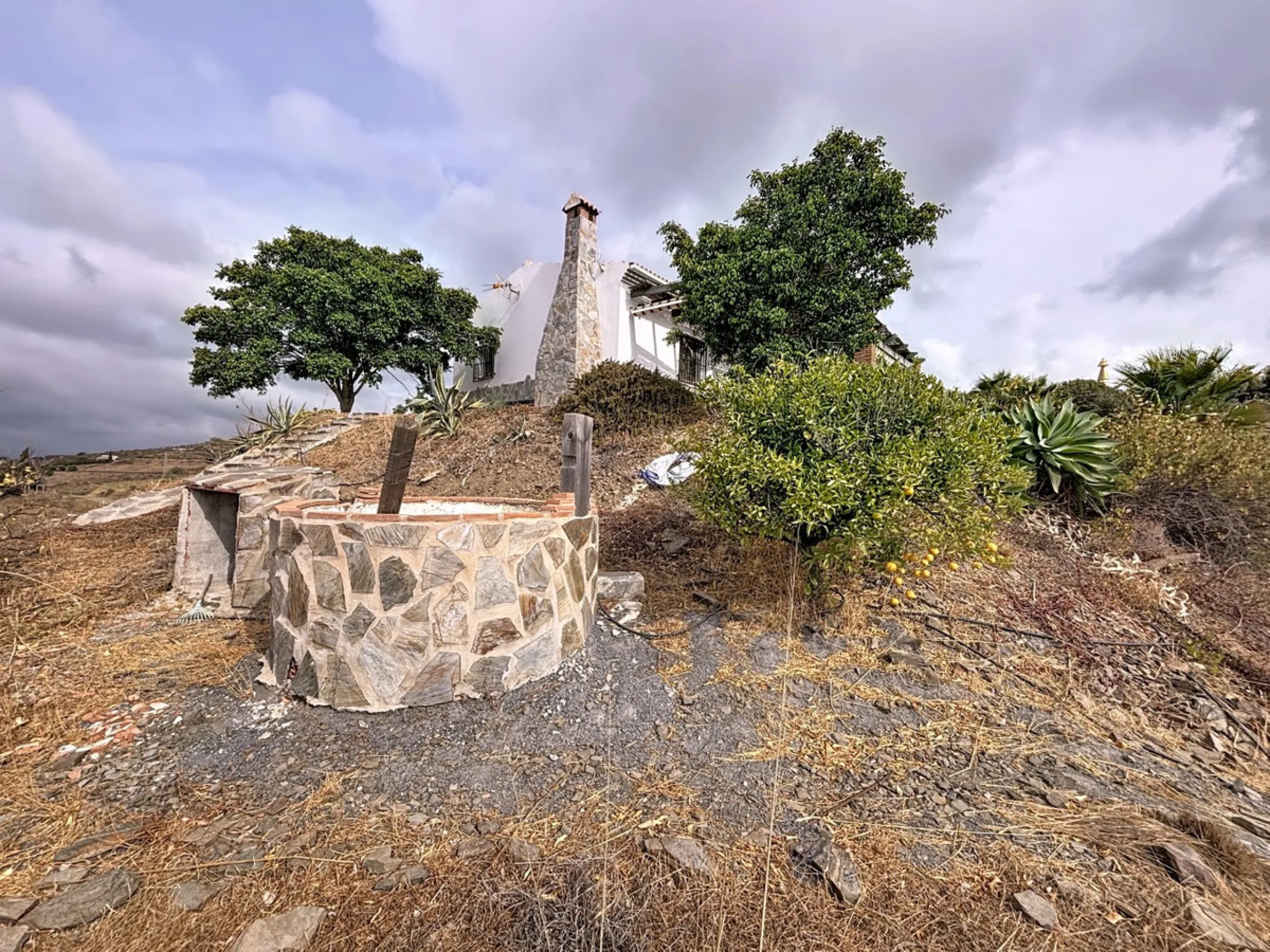 Unique finca in Atalayas Bajas, Vélez-Málaga, with stunning views of the sea and the mountains Spectacular 2-bedroom finca for sale, with a full bathroom with shower, pantry and open plan kitchen open to the living-dining room with fireplace, creating a c