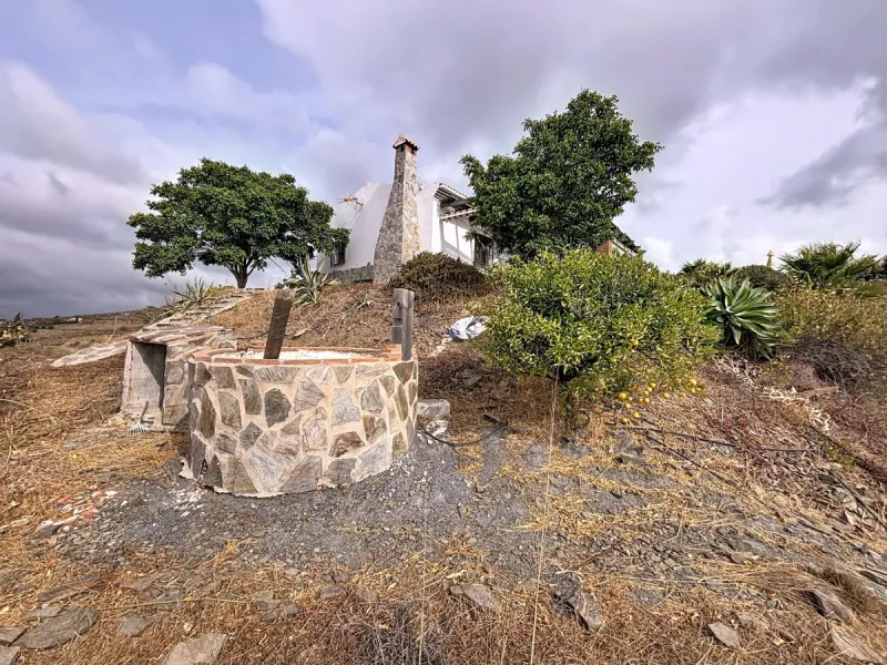 Unique finca in Atalayas Bajas, Vélez-Málaga, with stunning views of the sea and the mountains Spectacular 2-bedroom finca for sale, with a full bathroom with shower, pantry and open plan kitchen open to the living-dining room with fireplace, creating a c