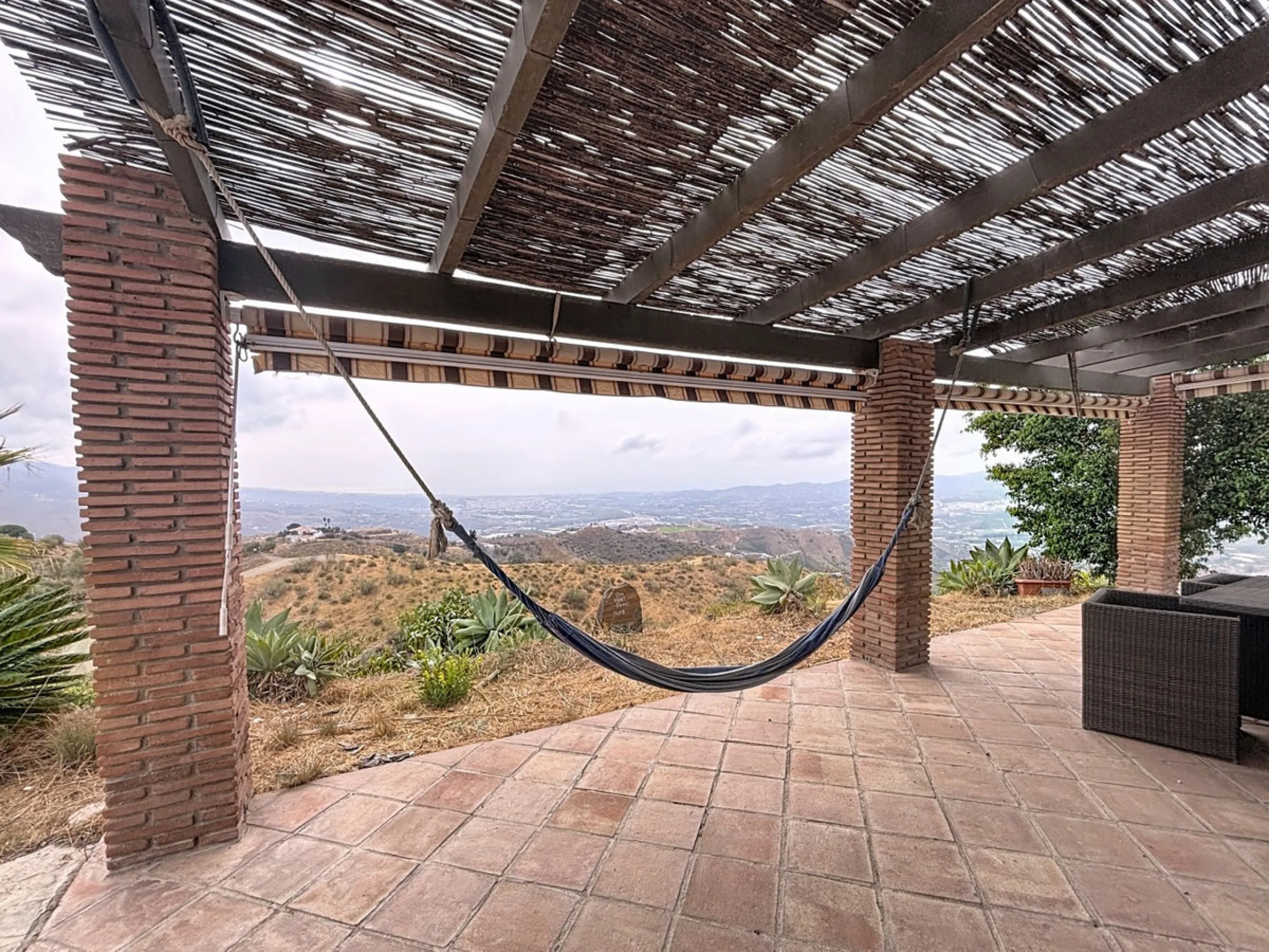 Unique finca in Atalayas Bajas, Vélez-Málaga, with stunning views of the sea and the mountains Spectacular 2-bedroom finca for sale, with a full bathroom with shower, pantry and open plan kitchen open to the living-dining room with fireplace, creating a c