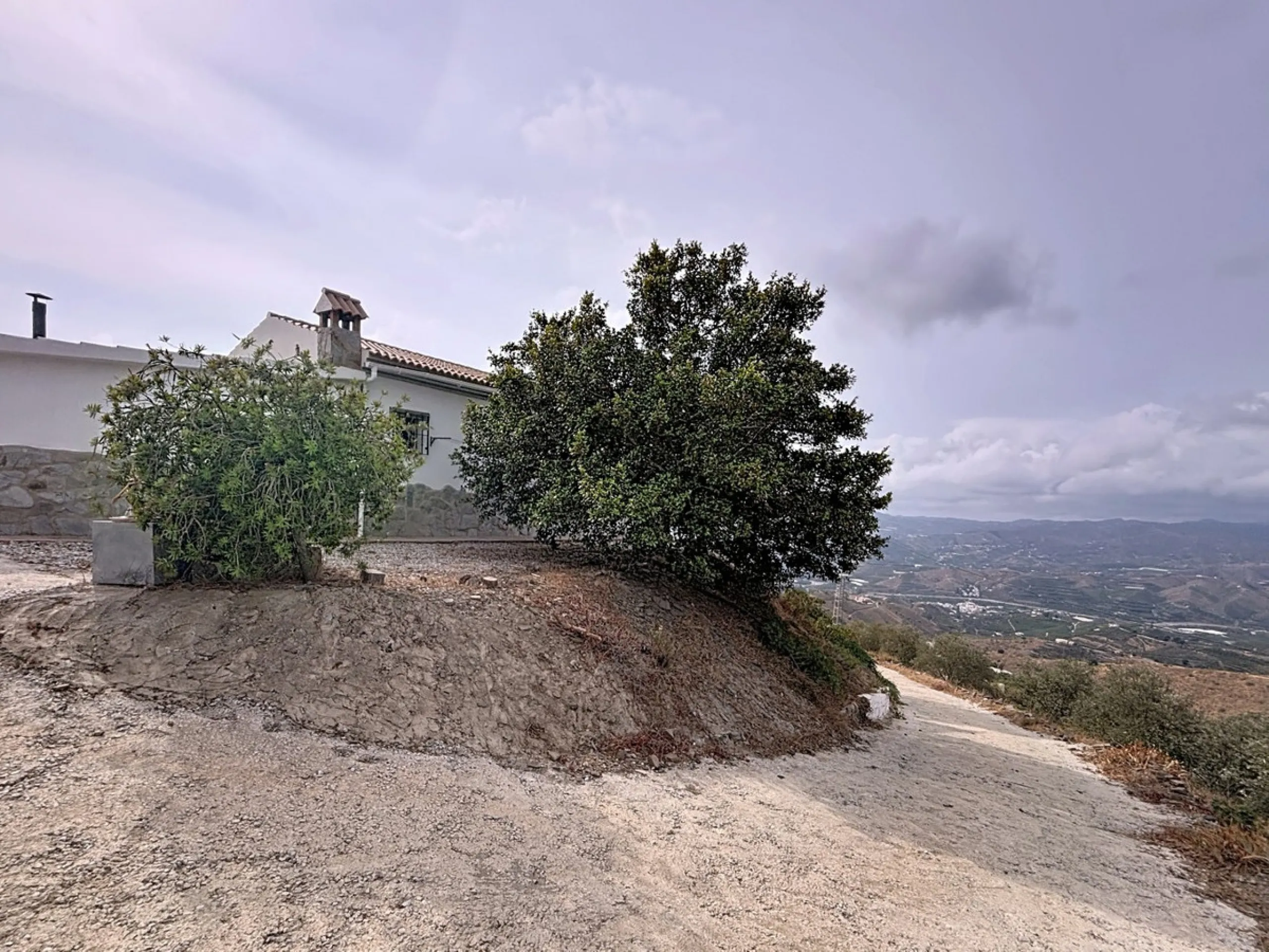 Unique finca in Atalayas Bajas, Vélez-Málaga, with stunning views of the sea and the mountains Spectacular 2-bedroom finca for sale, with a full bathroom with shower, pantry and open plan kitchen open to the living-dining room with fireplace, creating a c