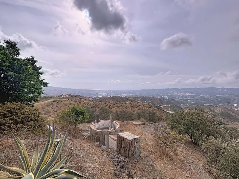 Unique finca in Atalayas Bajas, Vélez-Málaga, with stunning views of the sea and the mountains Spectacular 2-bedroom finca for sale, with a full bathroom with shower, pantry and open plan kitchen open to the living-dining room with fireplace, creating a c