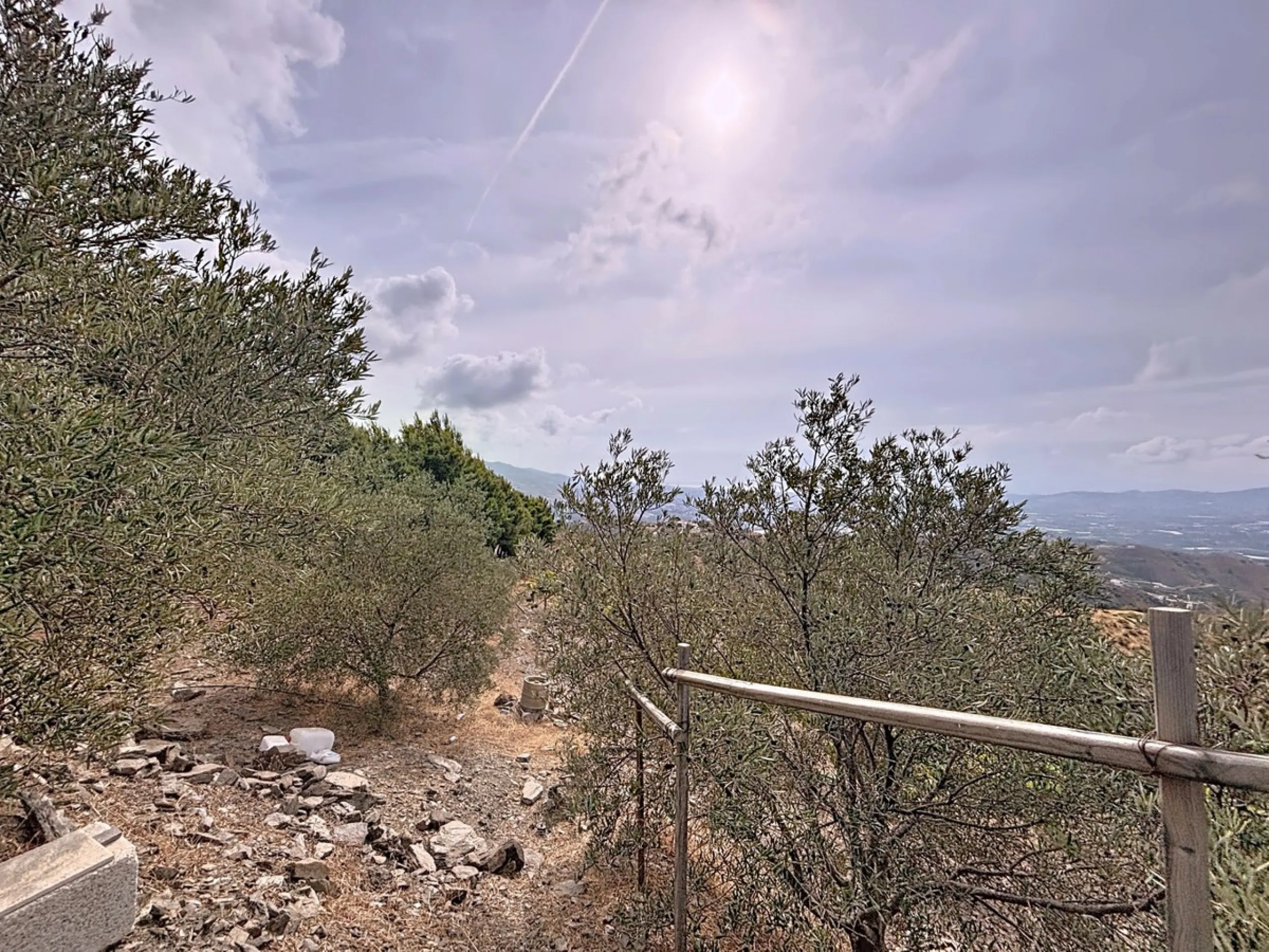 Unique finca in Atalayas Bajas, Vélez-Málaga, with stunning views of the sea and the mountains Spectacular 2-bedroom finca for sale, with a full bathroom with shower, pantry and open plan kitchen open to the living-dining room with fireplace, creating a c