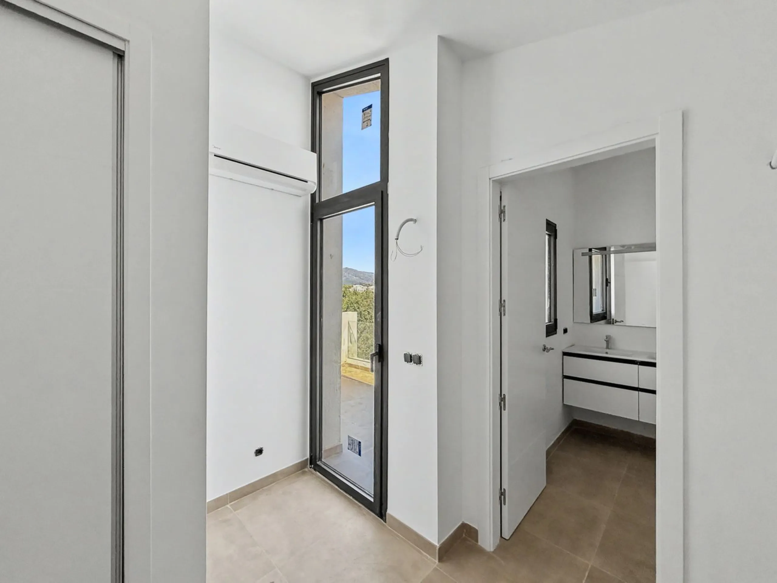 *** Contemporary Townhouse in Bahia Dorada, Estepona *** 3 Bedrooms, 2 Bathrooms and a Guest Toilet *** Spacious Private Terraces and Garden *** Panoramic Views to the Mediterranean Sea *** Fully Fitted Kitchen *** High Quality Built *** Ideal Location: L