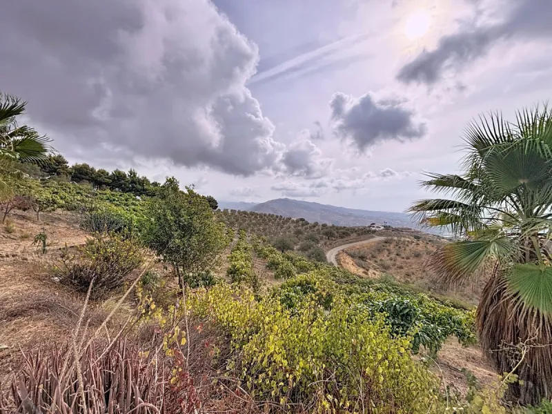 Unique finca in Atalayas Bajas, Vélez-Málaga, with stunning views of the sea and the mountains Spectacular 2-bedroom finca for sale, with a full bathroom with shower, pantry and open plan kitchen open to the living-dining room with fireplace, creating a c