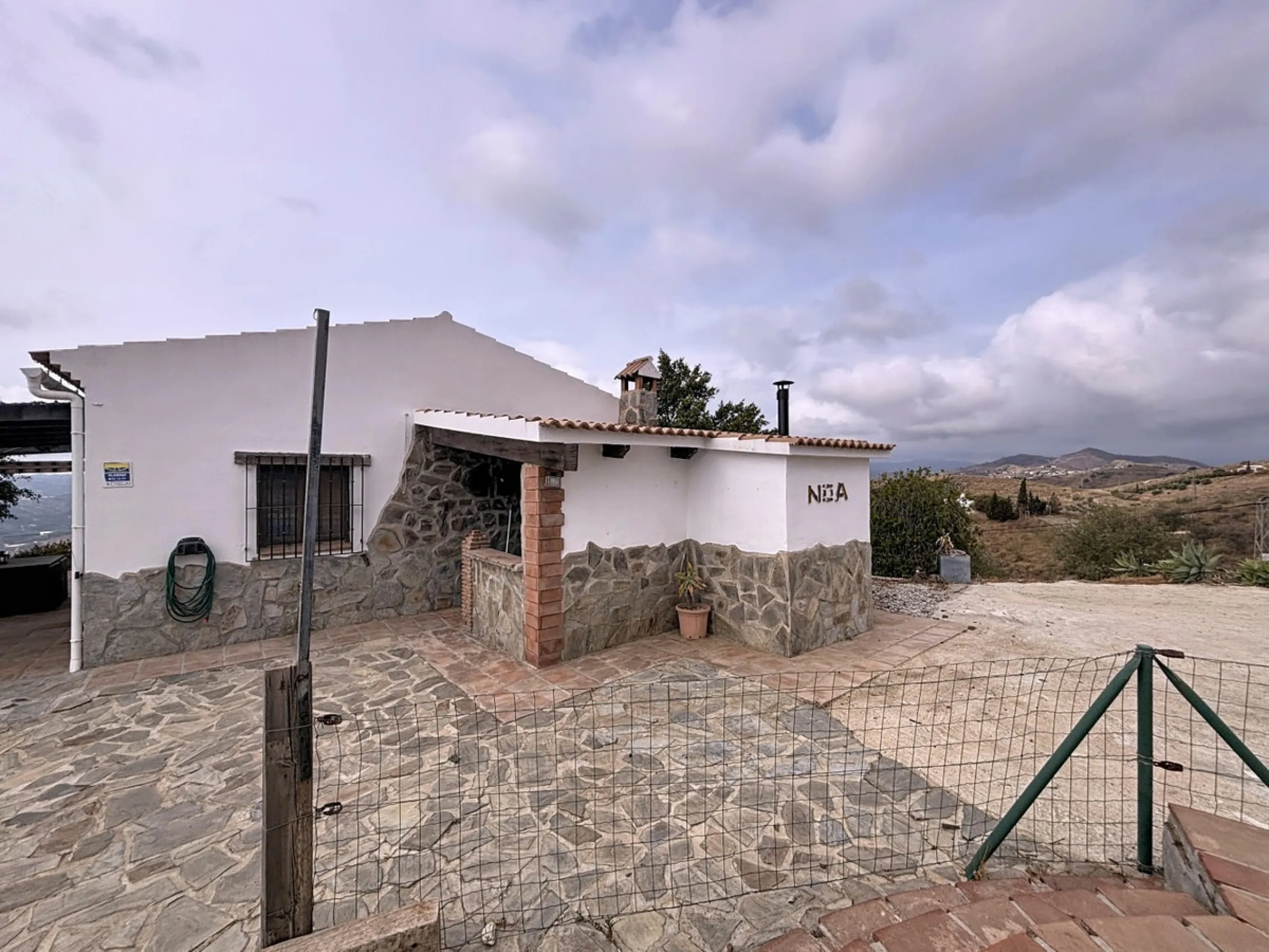 Unique finca in Atalayas Bajas, Vélez-Málaga, with stunning views of the sea and the mountains Spectacular 2-bedroom finca for sale, with a full bathroom with shower, pantry and open plan kitchen open to the living-dining room with fireplace, creating a c