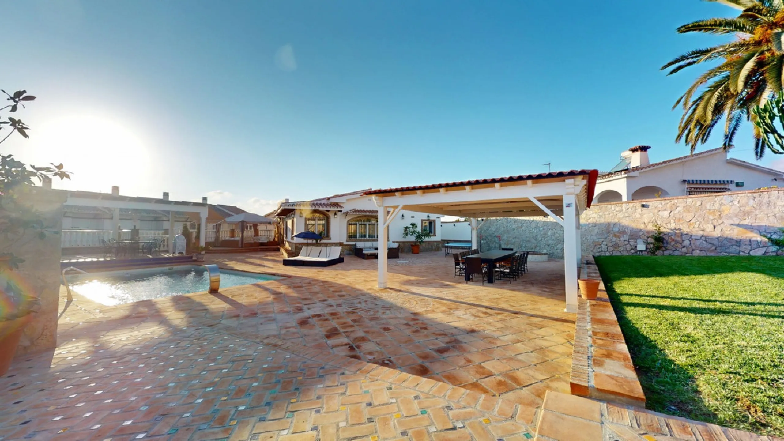 Independent house, Caleta de Vélez boasts of being the most important fishing port in the province of Malaga. You can walk along the pier and see how the fishermen prepare their fising nets and, at dawn, enjoy watching the fishing boats come in to arrive 
