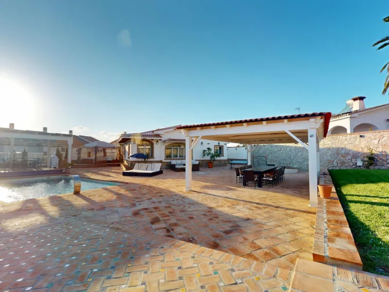 Independent house, Caleta de Vélez boasts of being the most important fishing port in the province of Malaga. You can walk along the pier and see how the fishermen prepare their fising nets and, at dawn, enjoy watching the fishing boats come in to arrive 