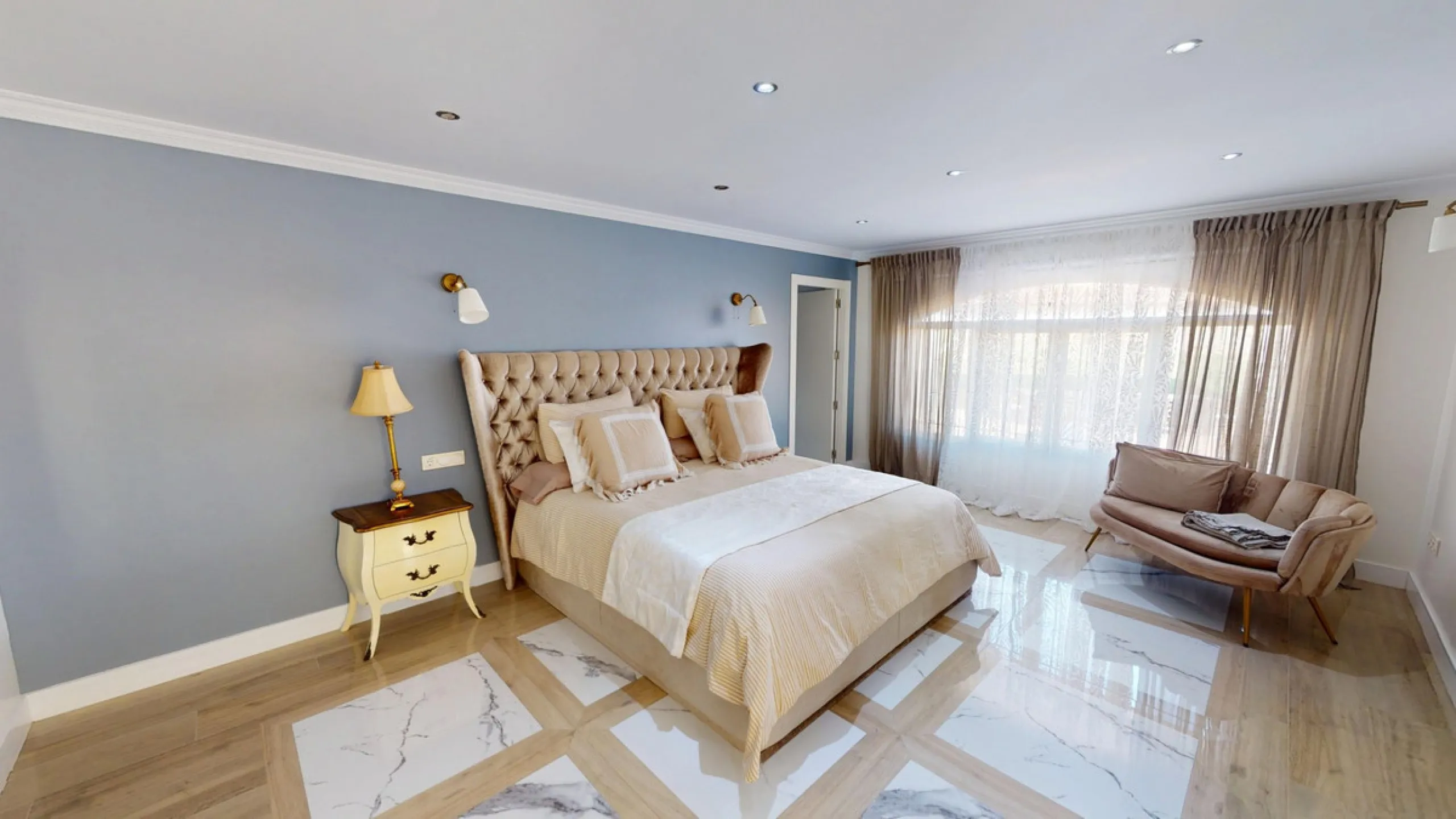 Independent house, Caleta de Vélez boasts of being the most important fishing port in the province of Malaga. You can walk along the pier and see how the fishermen prepare their fising nets and, at dawn, enjoy watching the fishing boats come in to arrive 