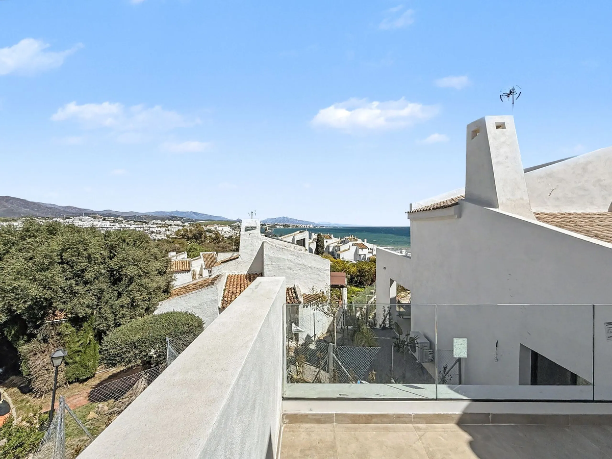 *** Contemporary Townhouse in Bahia Dorada, Estepona *** 3 Bedrooms, 2 Bathrooms and a Guest Toilet *** Spacious Private Terraces and Garden *** Panoramic Views to the Mediterranean Sea *** Fully Fitted Kitchen *** High Quality Built *** Ideal Location: L