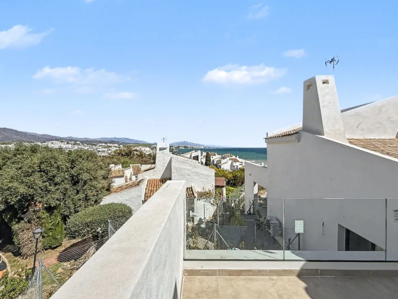 *** Contemporary Townhouse in Bahia Dorada, Estepona *** 3 Bedrooms, 2 Bathrooms and a Guest Toilet *** Spacious Private Terraces and Garden *** Panoramic Views to the Mediterranean Sea *** Fully Fitted Kitchen *** High Quality Built *** Ideal Location: L