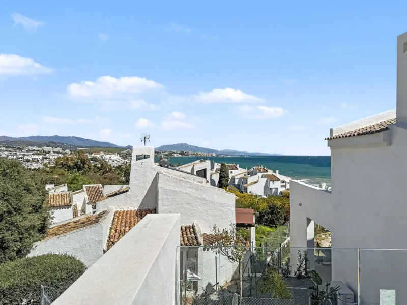 *** Contemporary Townhouse in Bahia Dorada, Estepona *** 3 Bedrooms, 2 Bathrooms and a Guest Toilet *** Spacious Private Terraces and Garden *** Panoramic Views to the Mediterranean Sea *** Fully Fitted Kitchen *** High Quality Built *** Ideal Location: L