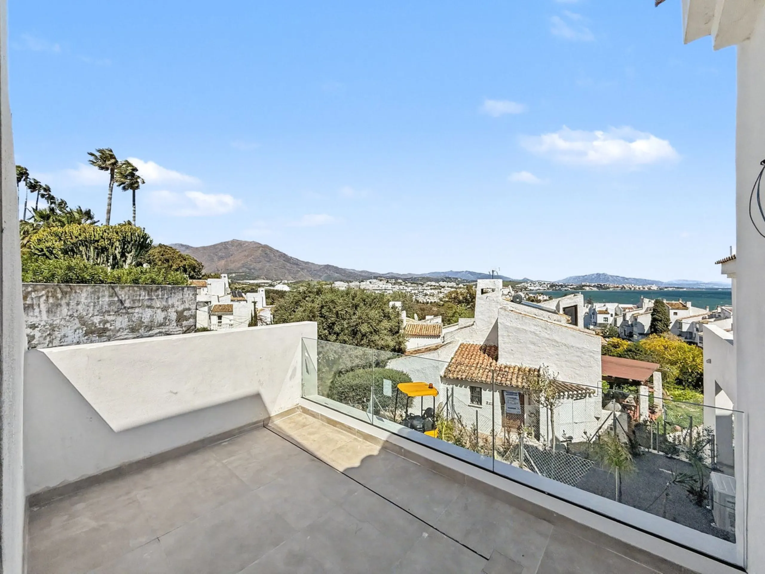 *** Contemporary Townhouse in Bahia Dorada, Estepona *** 3 Bedrooms, 2 Bathrooms and a Guest Toilet *** Spacious Private Terraces and Garden *** Panoramic Views to the Mediterranean Sea *** Fully Fitted Kitchen *** High Quality Built *** Ideal Location: L