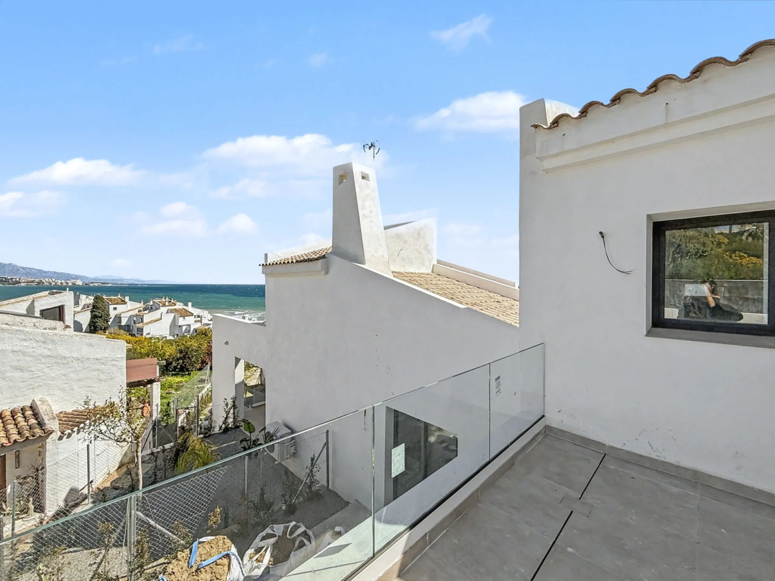 *** Contemporary Townhouse in Bahia Dorada, Estepona *** 3 Bedrooms, 2 Bathrooms and a Guest Toilet *** Spacious Private Terraces and Garden *** Panoramic Views to the Mediterranean Sea *** Fully Fitted Kitchen *** High Quality Built *** Ideal Location: L