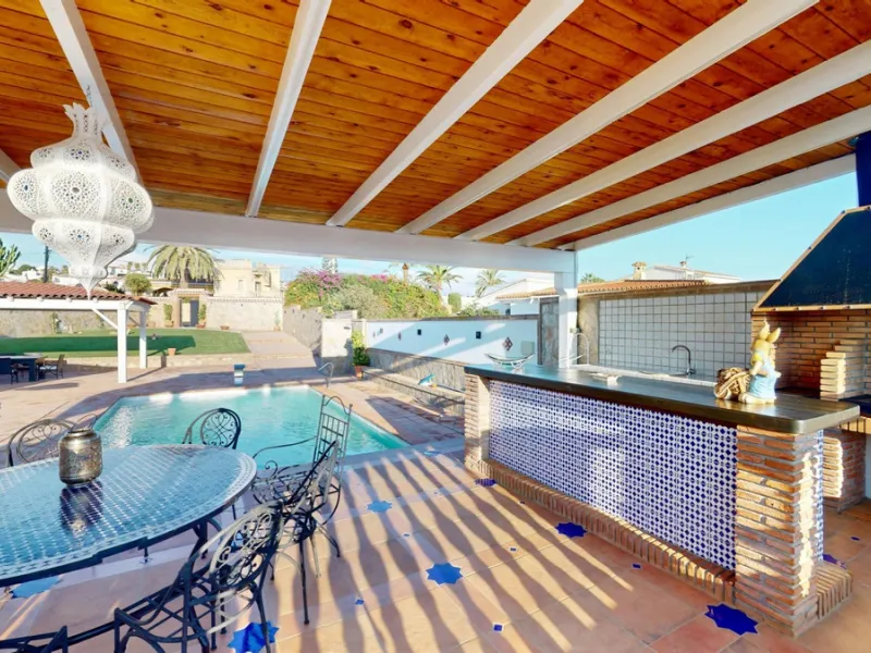 Independent house, Caleta de Vélez boasts of being the most important fishing port in the province of Malaga. You can walk along the pier and see how the fishermen prepare their fising nets and, at dawn, enjoy watching the fishing boats come in to arrive 